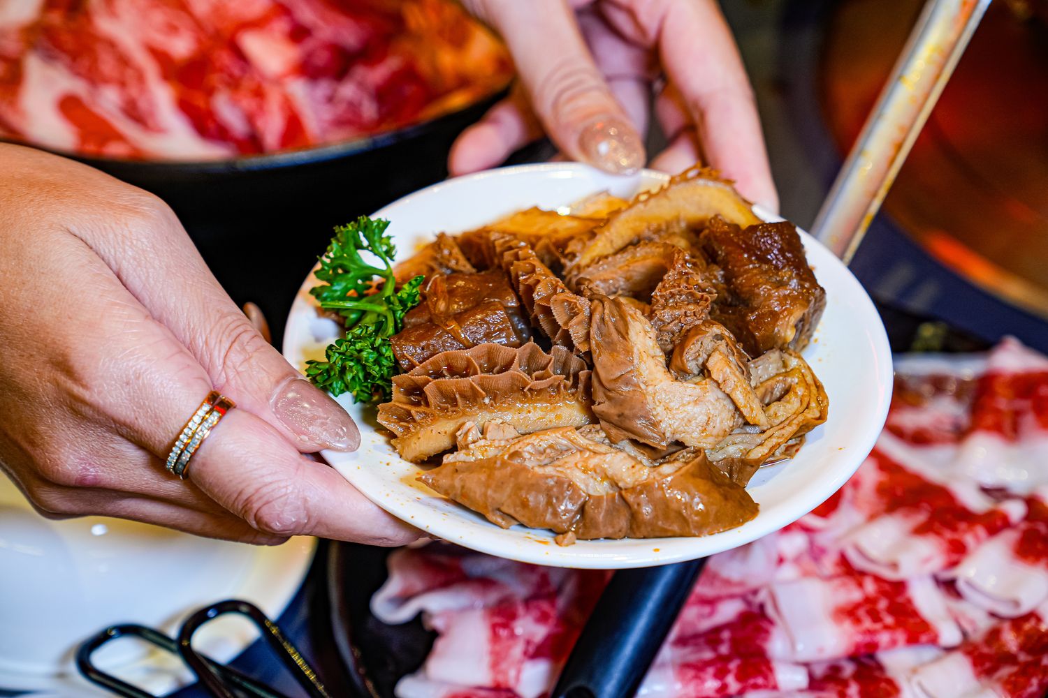 【岩漿火鍋 桃園中正店】極致漢方麻辣湯 x 視覺系火焰炙燒豬,藝文特區宵夜聚餐新地標! @混血珊莎的奇幻旅程 【岩漿火鍋 桃園中正店】極致漢方麻辣湯 x 視覺系火焰炙燒豬,藝文特區宵夜聚餐新地標! @混血珊莎的奇幻旅程