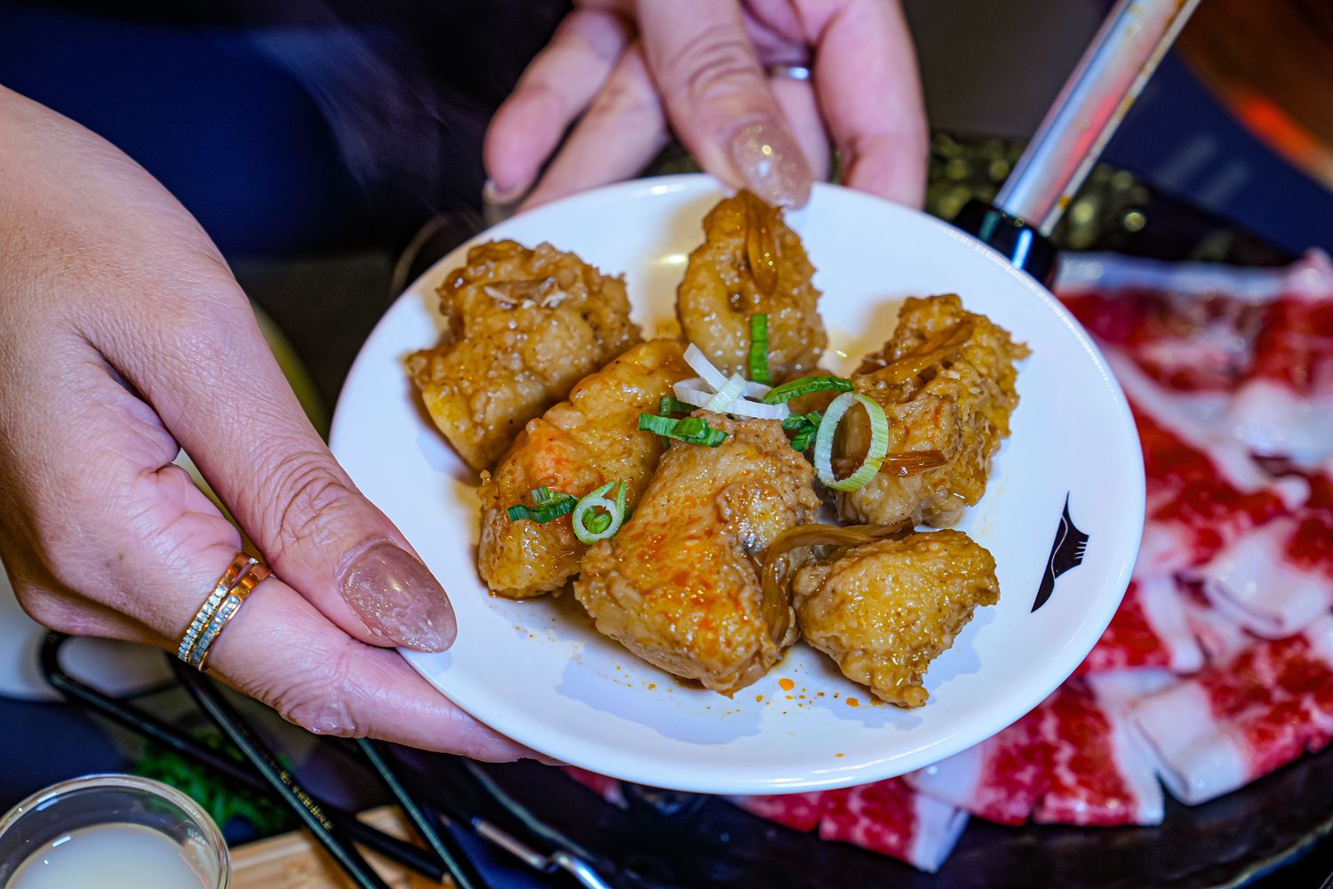 【岩漿火鍋 桃園中正店】極致漢方麻辣湯 x 視覺系火焰炙燒豬,藝文特區宵夜聚餐新地標! @混血珊莎的奇幻旅程 【岩漿火鍋 桃園中正店】極致漢方麻辣湯 x 視覺系火焰炙燒豬,藝文特區宵夜聚餐新地標! @混血珊莎的奇幻旅程