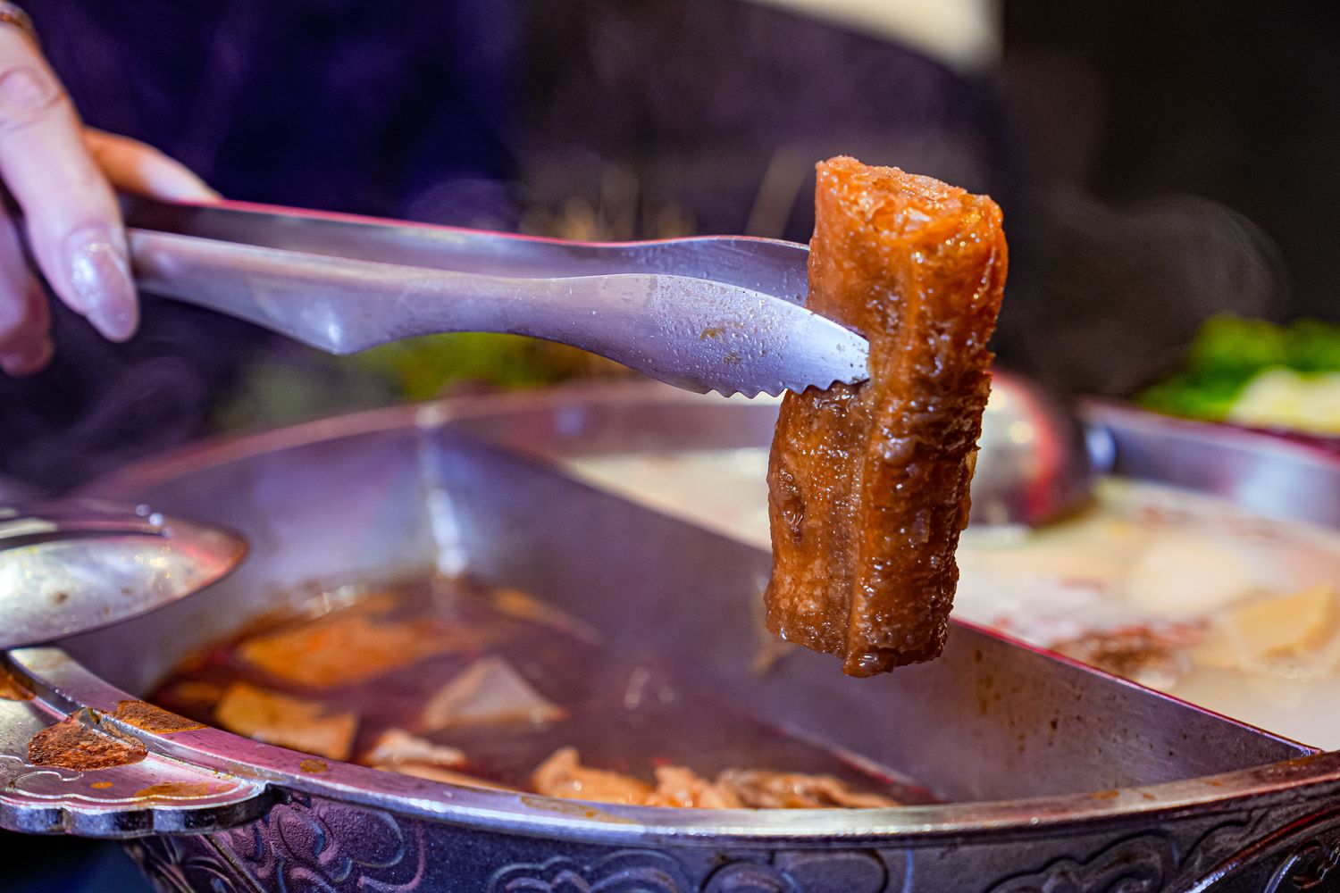 【岩漿火鍋 桃園中正店】極致漢方麻辣湯 x 視覺系火焰炙燒豬,藝文特區宵夜聚餐新地標! @混血珊莎的奇幻旅程 【岩漿火鍋 桃園中正店】極致漢方麻辣湯 x 視覺系火焰炙燒豬,藝文特區宵夜聚餐新地標! @混血珊莎的奇幻旅程