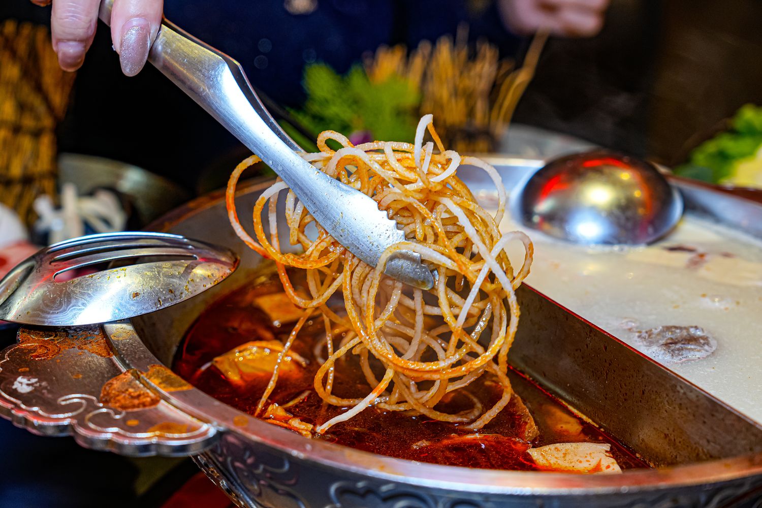 【岩漿火鍋 桃園中正店】極致漢方麻辣湯 x 視覺系火焰炙燒豬,藝文特區宵夜聚餐新地標! @混血珊莎的奇幻旅程 【岩漿火鍋 桃園中正店】極致漢方麻辣湯 x 視覺系火焰炙燒豬,藝文特區宵夜聚餐新地標! @混血珊莎的奇幻旅程