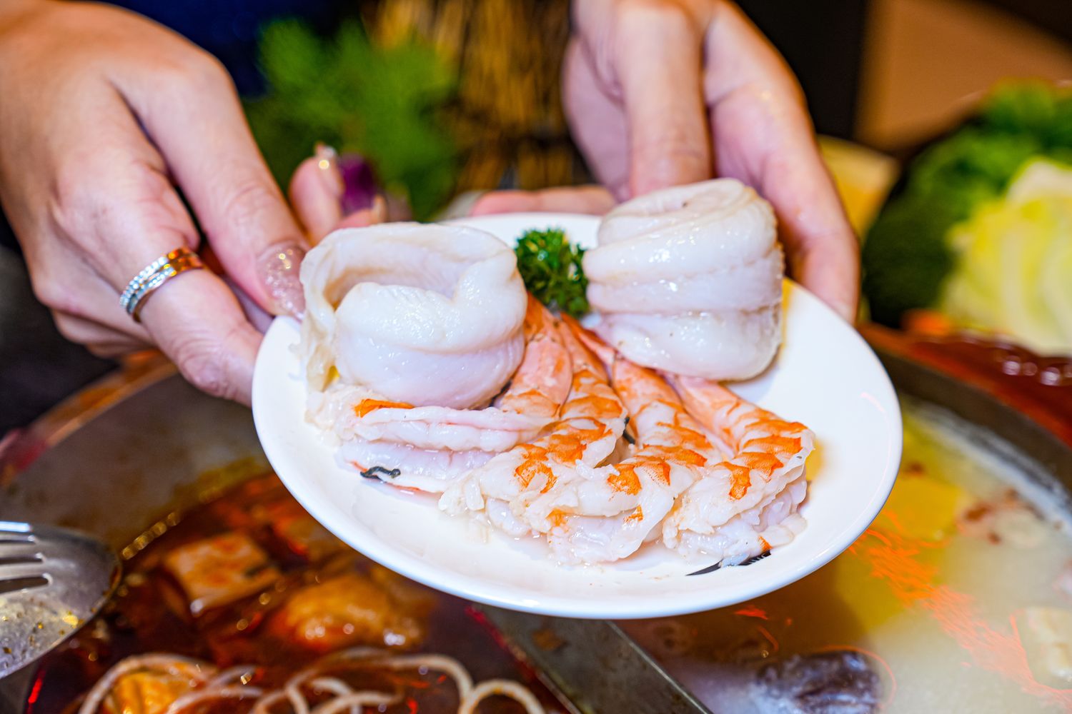 【岩漿火鍋 桃園中正店】極致漢方麻辣湯 x 視覺系火焰炙燒豬,藝文特區宵夜聚餐新地標! @混血珊莎的奇幻旅程 【岩漿火鍋 桃園中正店】極致漢方麻辣湯 x 視覺系火焰炙燒豬,藝文特區宵夜聚餐新地標! @混血珊莎的奇幻旅程