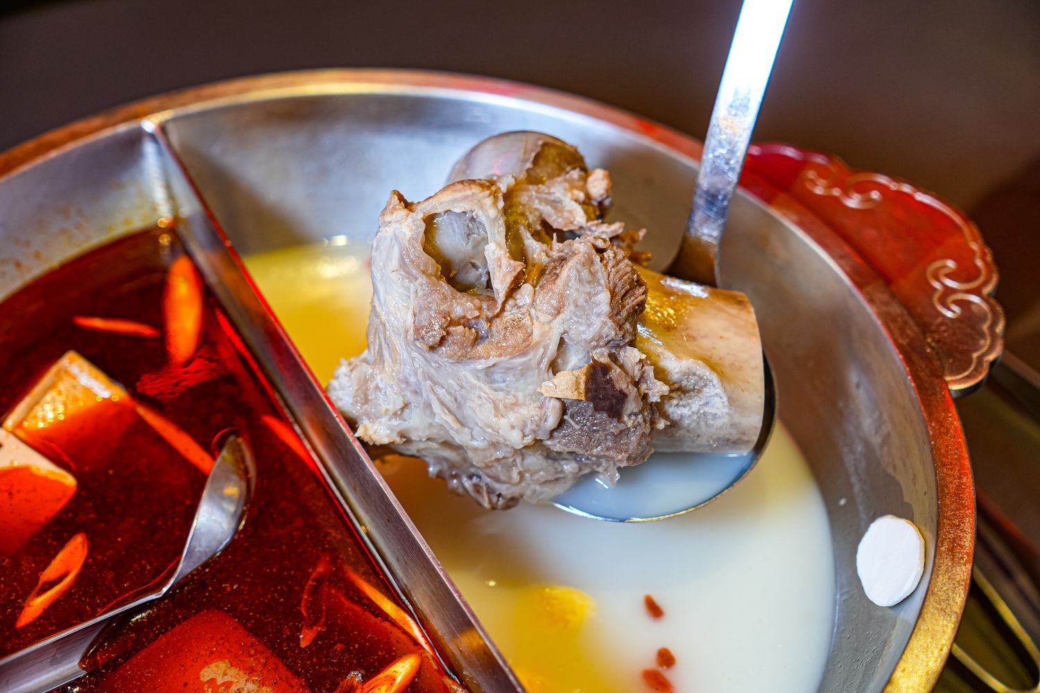 【岩漿火鍋 桃園中正店】極致漢方麻辣湯 x 視覺系火焰炙燒豬,藝文特區宵夜聚餐新地標! @混血珊莎的奇幻旅程 【岩漿火鍋 桃園中正店】極致漢方麻辣湯 x 視覺系火焰炙燒豬,藝文特區宵夜聚餐新地標! @混血珊莎的奇幻旅程