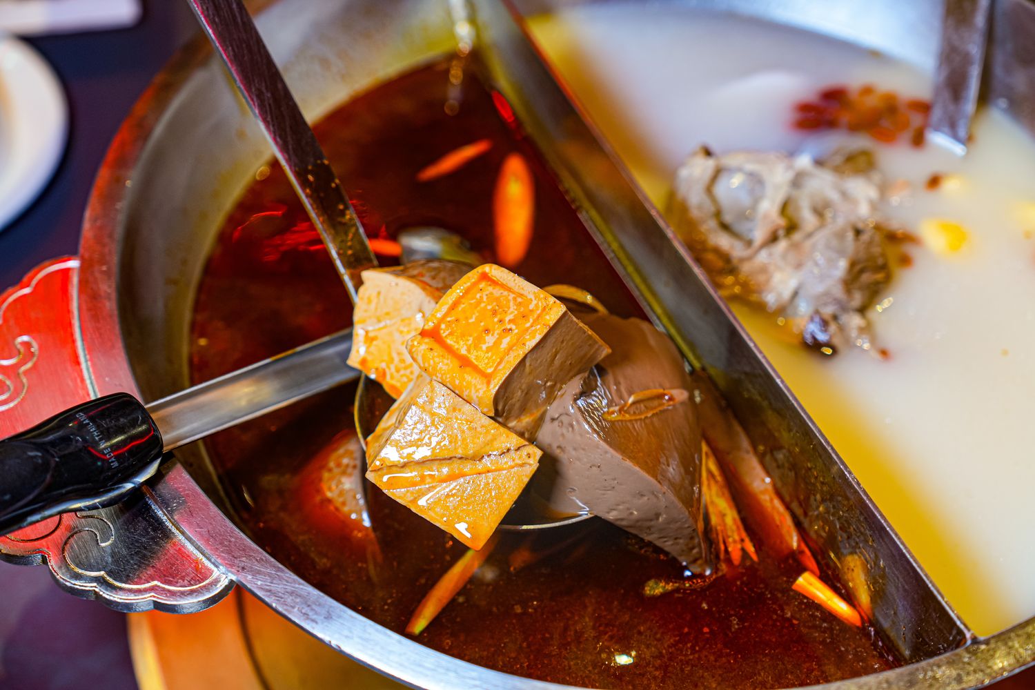 【岩漿火鍋 桃園中正店】極致漢方麻辣湯 x 視覺系火焰炙燒豬,藝文特區宵夜聚餐新地標! @混血珊莎的奇幻旅程 【岩漿火鍋 桃園中正店】極致漢方麻辣湯 x 視覺系火焰炙燒豬,藝文特區宵夜聚餐新地標! @混血珊莎的奇幻旅程