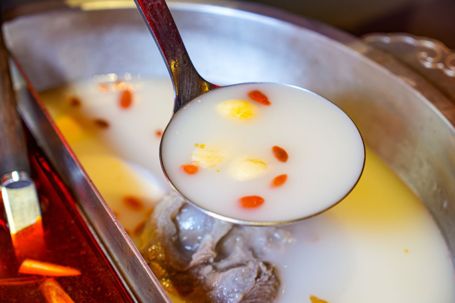 【岩漿火鍋 桃園中正店】極致漢方麻辣湯 x 視覺系火焰炙燒豬,藝文特區宵夜聚餐新地標! @混血珊莎的奇幻旅程 【岩漿火鍋 桃園中正店】極致漢方麻辣湯 x 視覺系火焰炙燒豬,藝文特區宵夜聚餐新地標! @混血珊莎的奇幻旅程