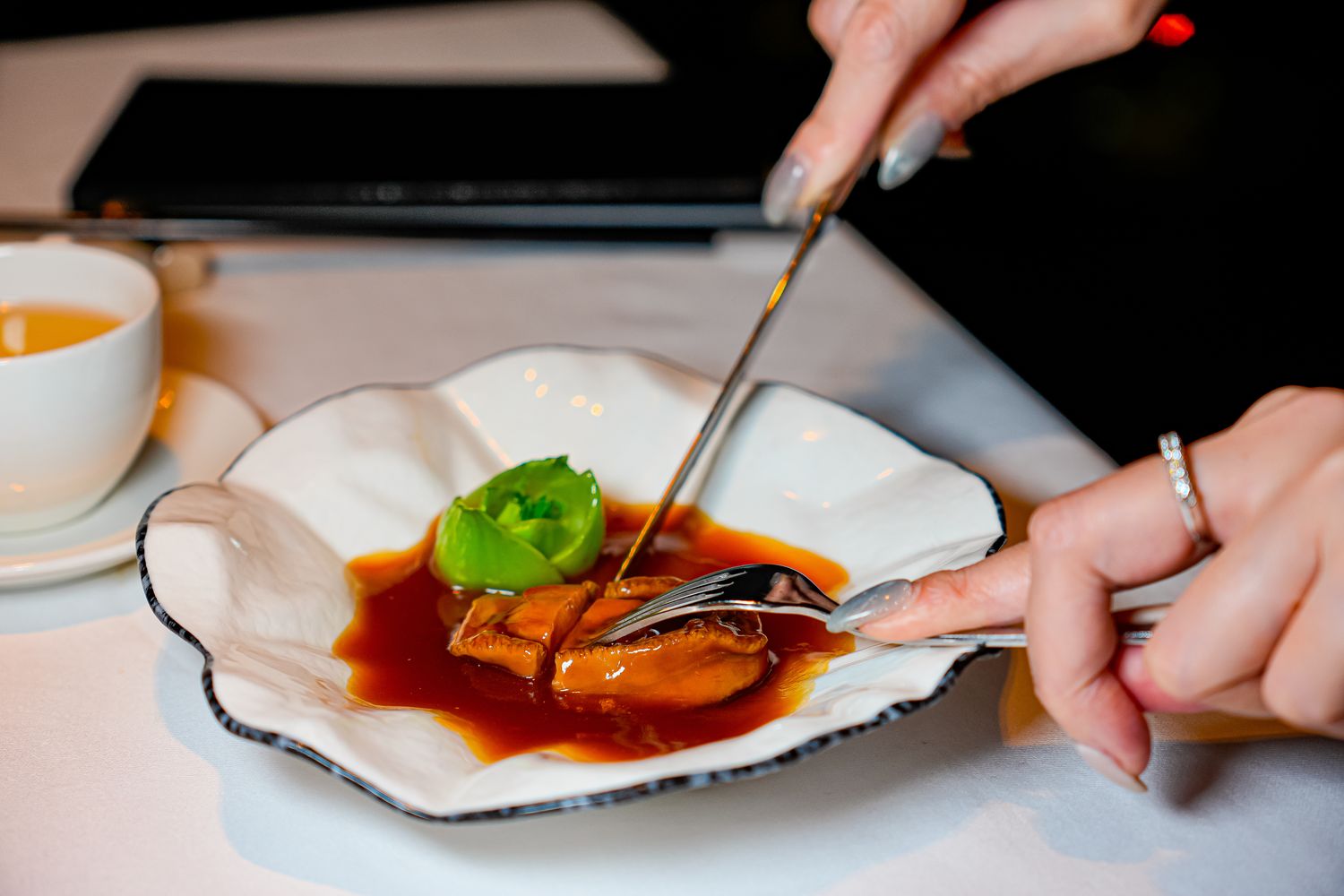 香港美食|天外天 Above & Beyond：唯港薈28樓無敵維港天際線，約會慶生必去頂級中餐廳! @混血珊莎的奇幻旅程
