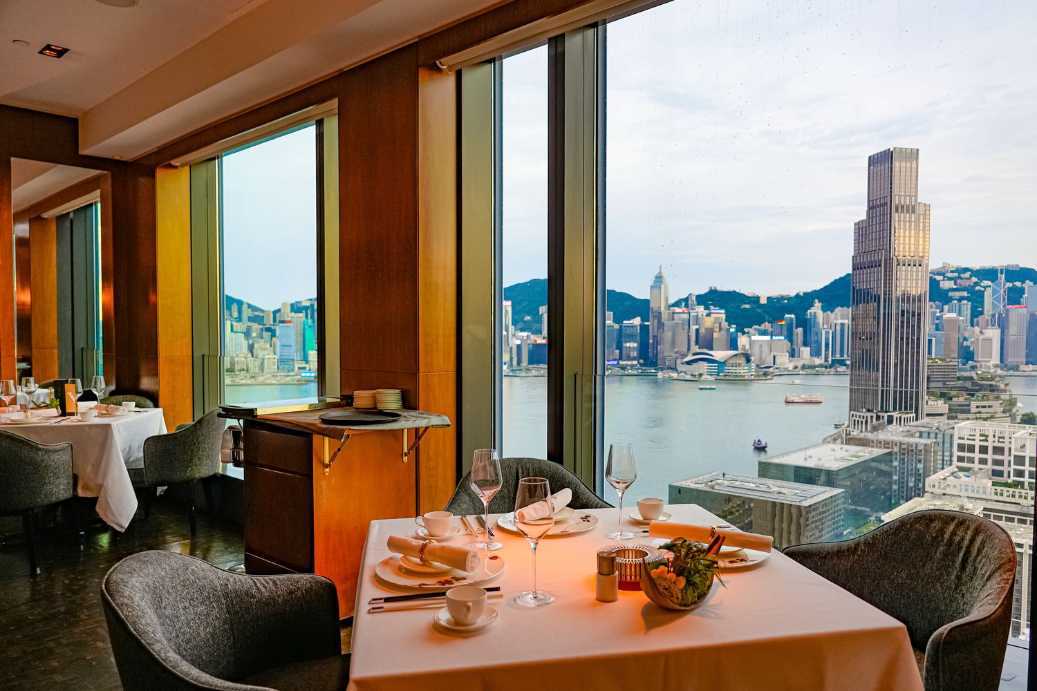 香港美食|天外天 Above & Beyond：唯港薈28樓無敵維港天際線，約會慶生必去頂級中餐廳! @混血珊莎的奇幻旅程