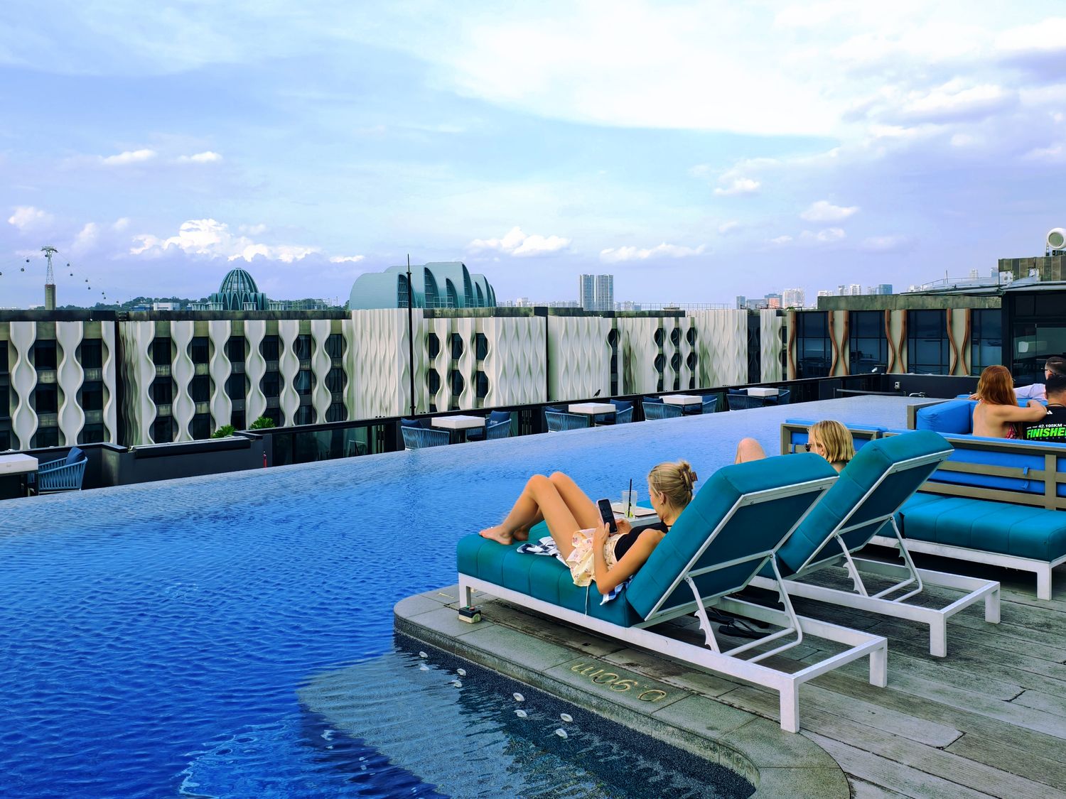 新加坡聖淘沙必去|1-Altitude Coast Rooftop Bar 絕美高空酒吧,躺在泳池畔喝調酒、此生必看夕陽美景! @混血珊莎的奇幻旅程 新加坡聖淘沙必去|1-Altitude Coast Rooftop Bar 絕美高空酒吧,躺在泳池畔喝調酒、此生必看夕陽美景! @混血珊莎的奇幻旅程