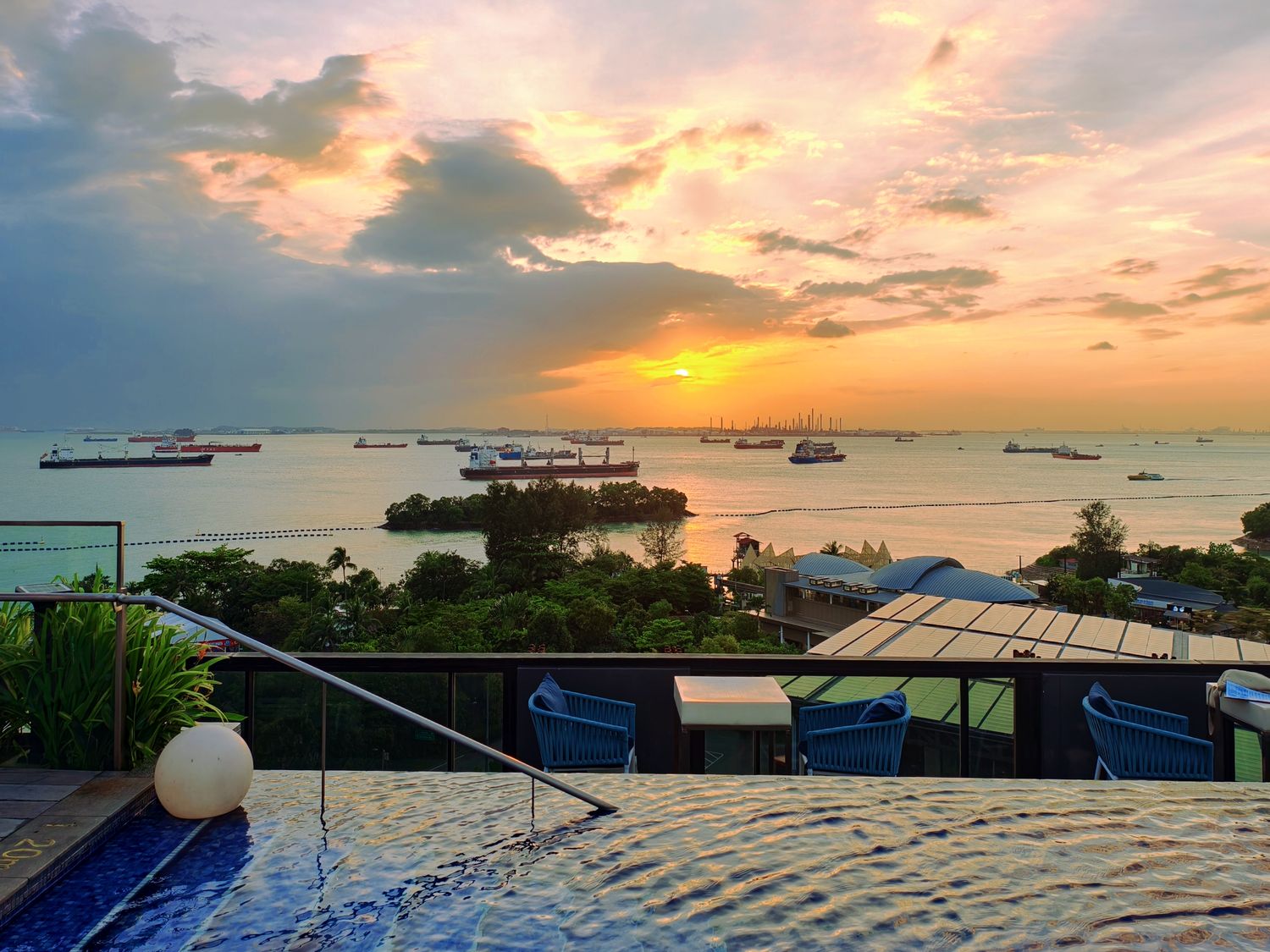 新加坡聖淘沙必去|1-Altitude Coast Rooftop Bar 絕美高空酒吧,躺在泳池畔喝調酒、此生必看夕陽美景! @混血珊莎的奇幻旅程 新加坡聖淘沙必去|1-Altitude Coast Rooftop Bar 絕美高空酒吧,躺在泳池畔喝調酒、此生必看夕陽美景! @混血珊莎的奇幻旅程