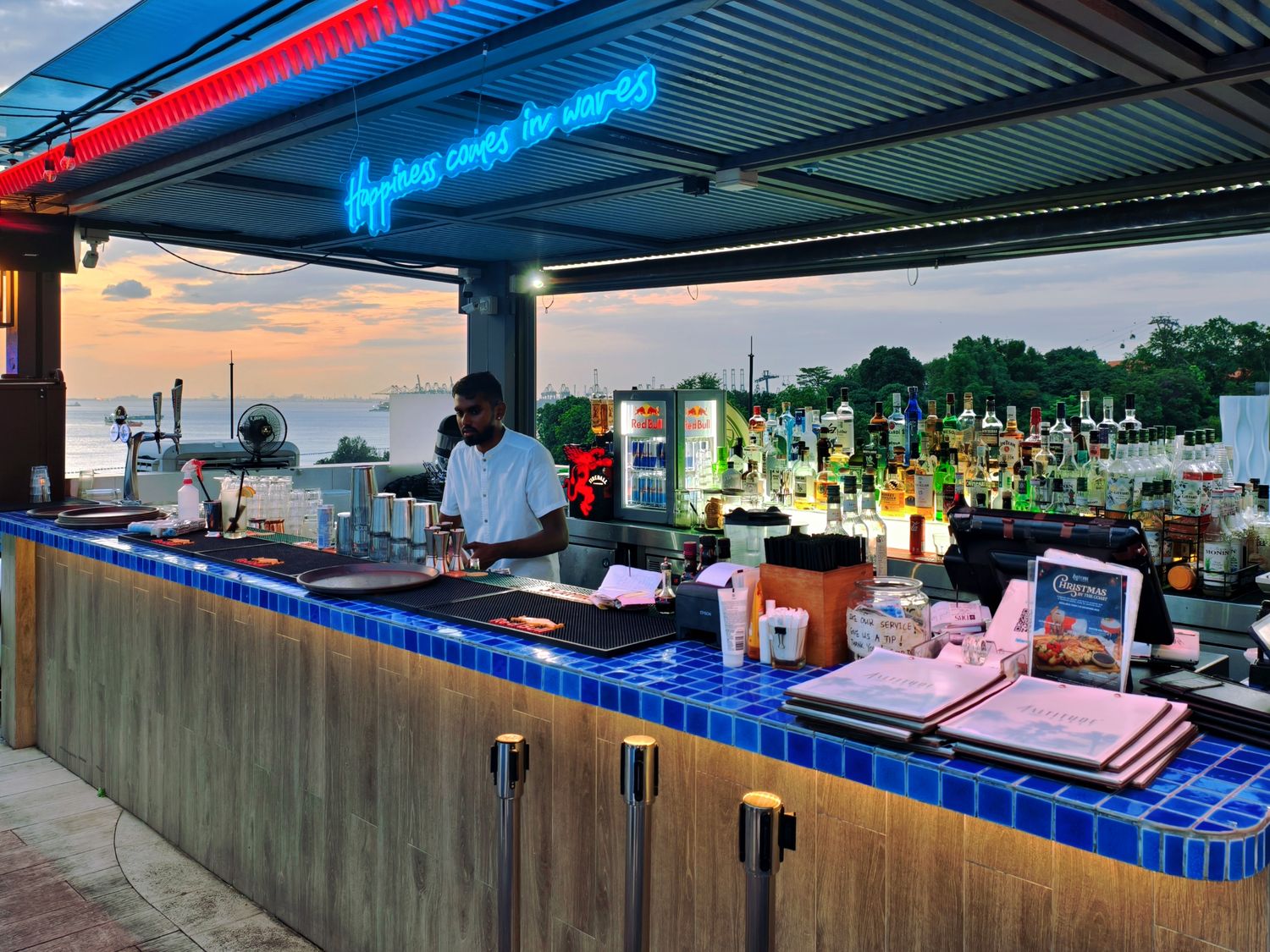 新加坡聖淘沙必去|1-Altitude Coast Rooftop Bar 絕美高空酒吧,躺在泳池畔喝調酒、此生必看夕陽美景! @混血珊莎的奇幻旅程 新加坡聖淘沙必去|1-Altitude Coast Rooftop Bar 絕美高空酒吧,躺在泳池畔喝調酒、此生必看夕陽美景! @混血珊莎的奇幻旅程