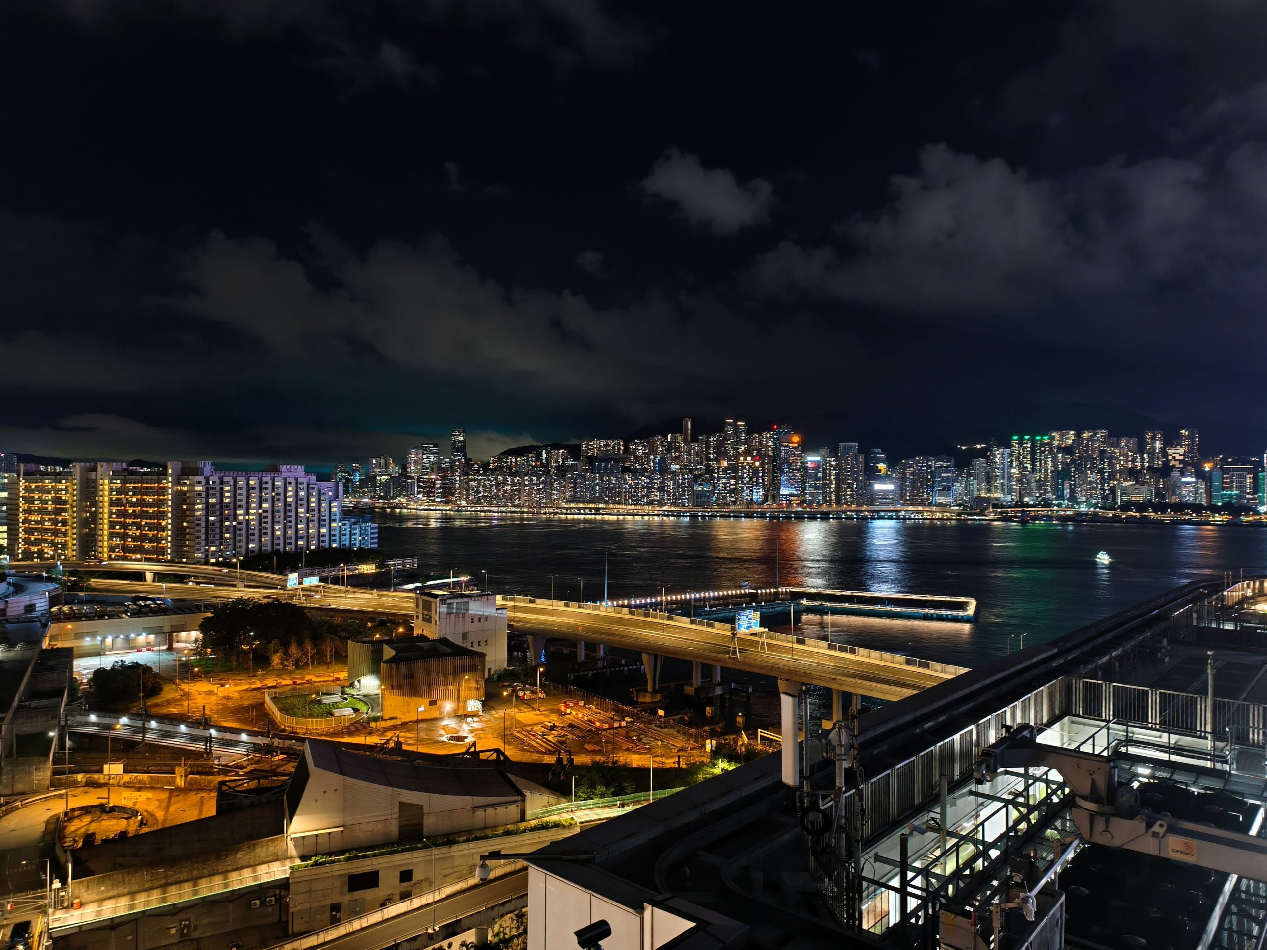 【香港住宿分享】九龍尖沙咀 Hotel ICON 唯港薈，躺看維港夜景，專屬 Lounge 尊榮享受! @混血珊莎的奇幻旅程