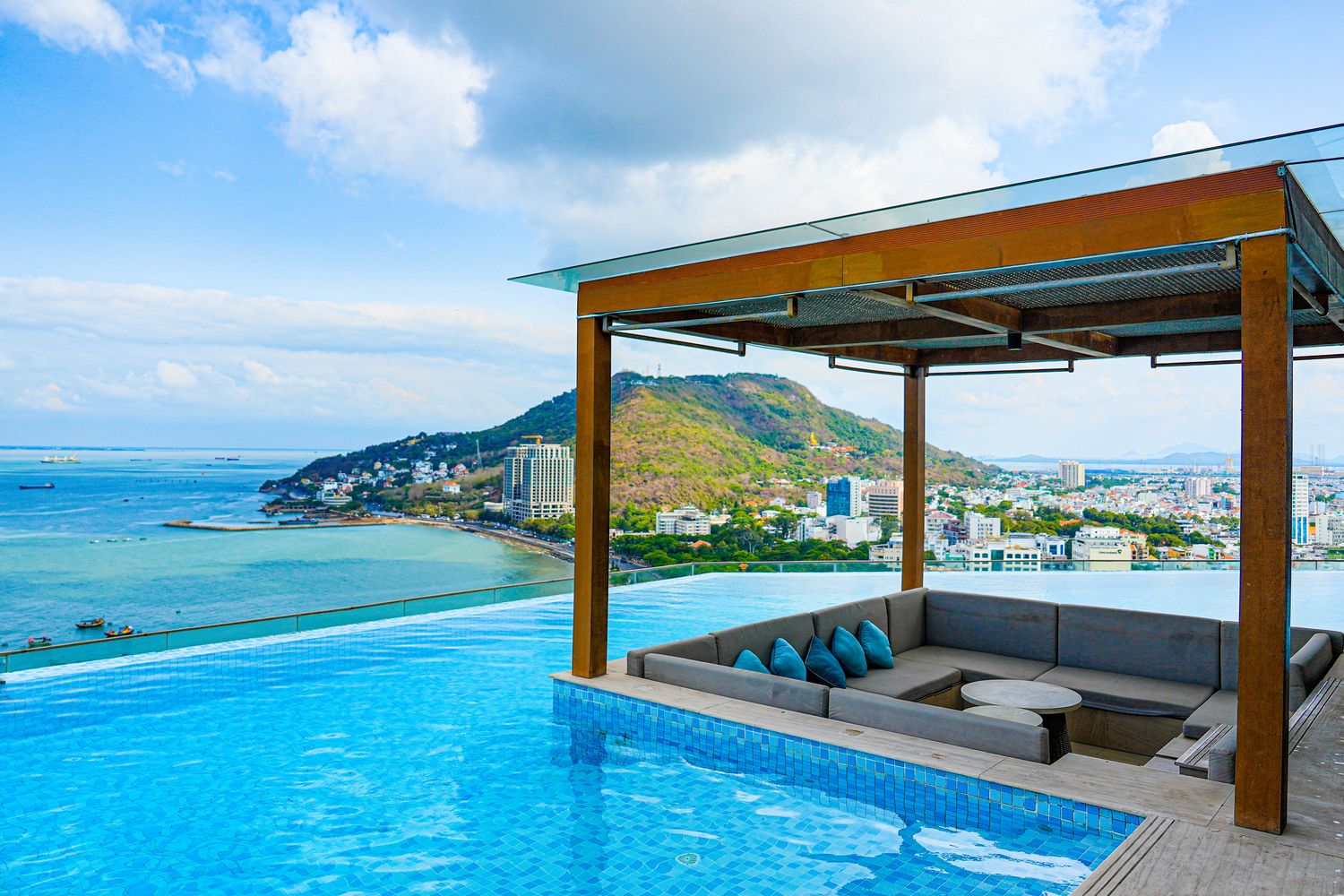 越南頭頓住宿推薦 Fusion Suites Vung Tau|絕美頂樓無邊際泳池，胡志明近郊海景渡假天堂! @混血珊莎的奇幻旅程