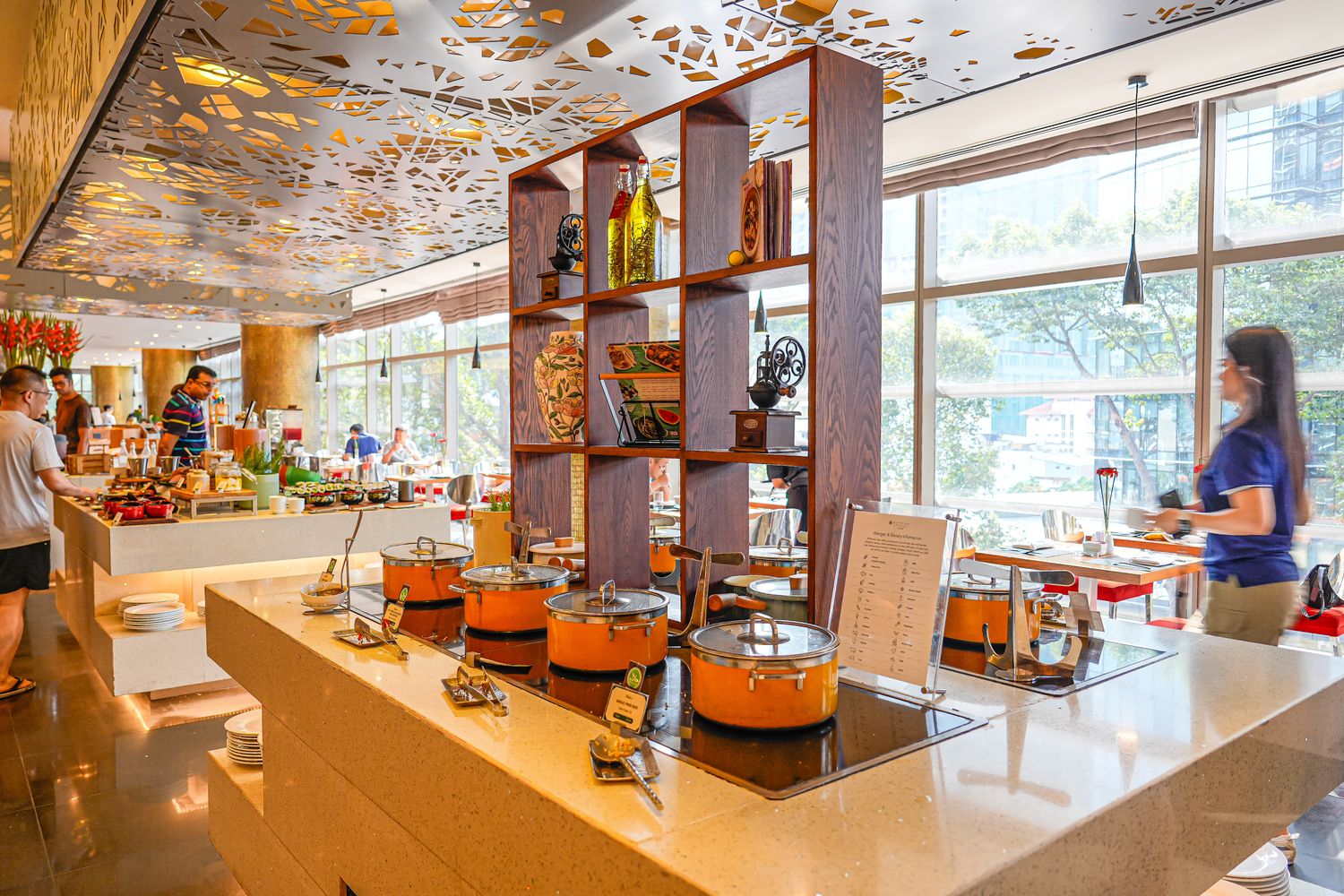 【胡志明夜生活推薦】五星飯店結合牛排饗宴與娛樂賭場，Club V 一站式沉浸放鬆之旅! @混血珊莎的奇幻旅程