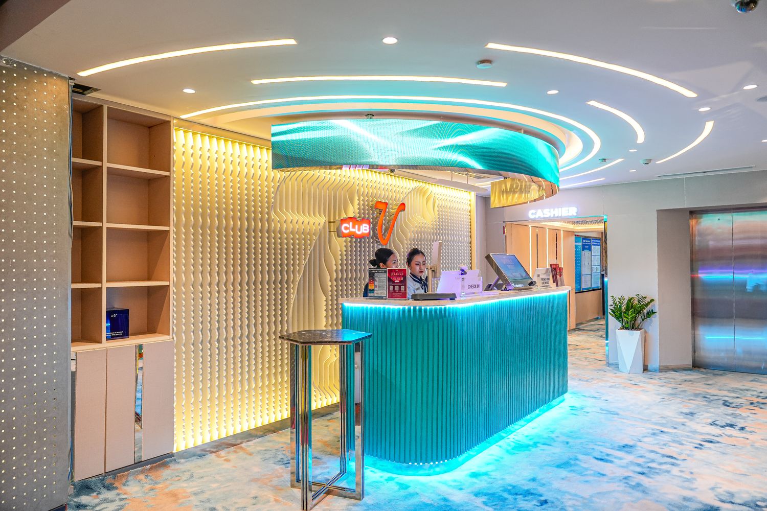 【胡志明夜生活推薦】五星飯店結合牛排饗宴與娛樂賭場，Club V 一站式沉浸放鬆之旅! @混血珊莎的奇幻旅程