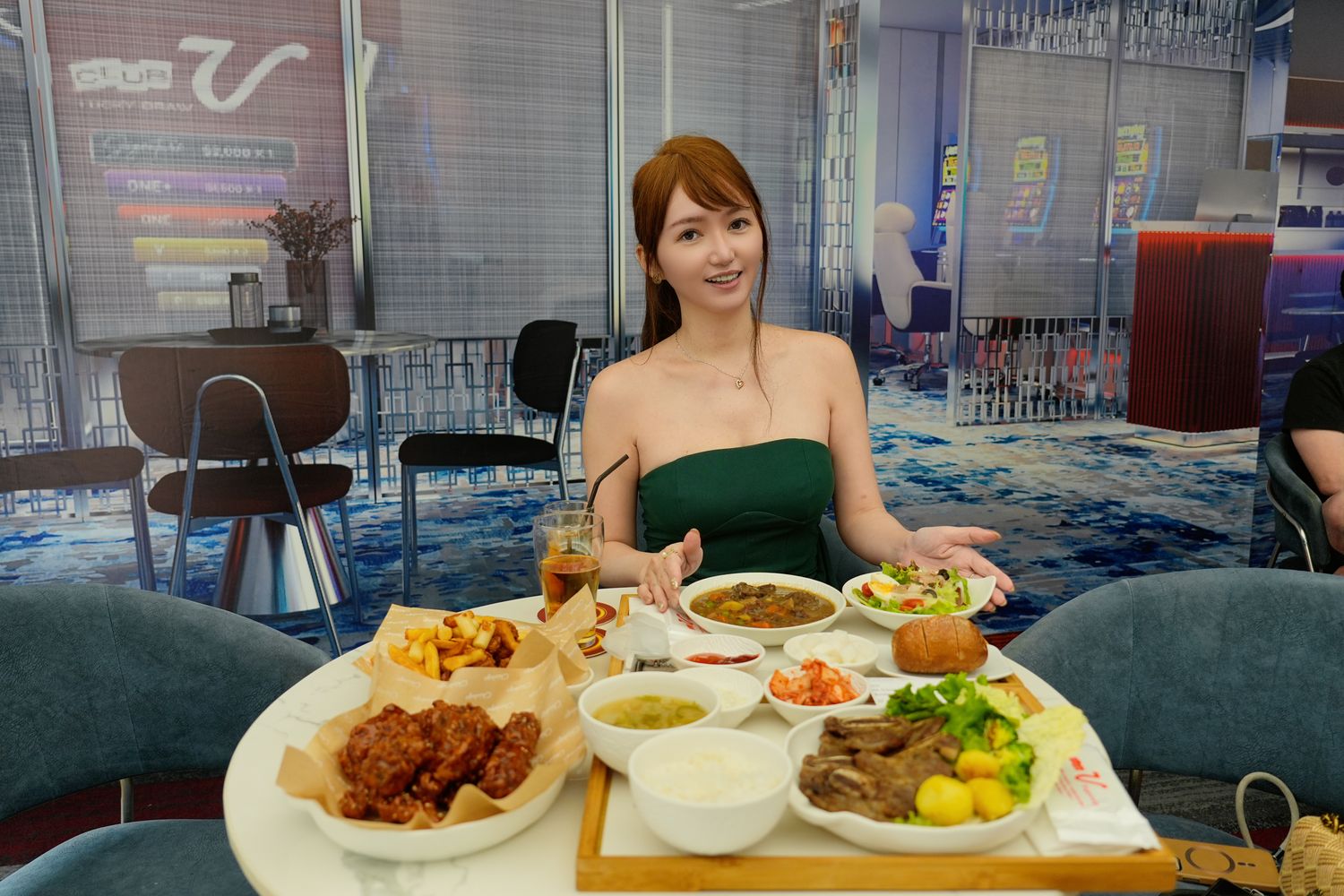【胡志明夜生活推薦】五星飯店結合牛排饗宴與娛樂賭場，Club V 一站式沉浸放鬆之旅! @混血珊莎的奇幻旅程