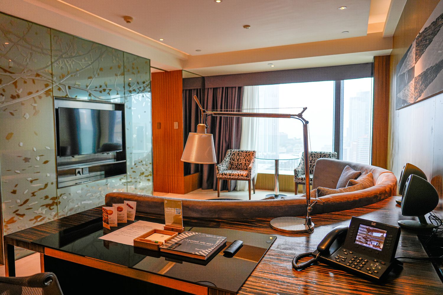 【香港住宿分享】九龍尖沙咀 Hotel ICON 唯港薈，躺看維港夜景，專屬 Lounge 尊榮享受! @混血珊莎的奇幻旅程
