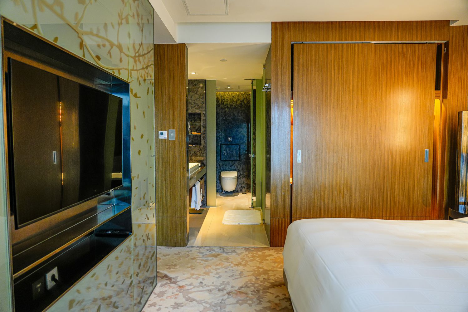 【香港住宿分享】九龍尖沙咀 Hotel ICON 唯港薈，躺看維港夜景，專屬 Lounge 尊榮享受! @混血珊莎的奇幻旅程