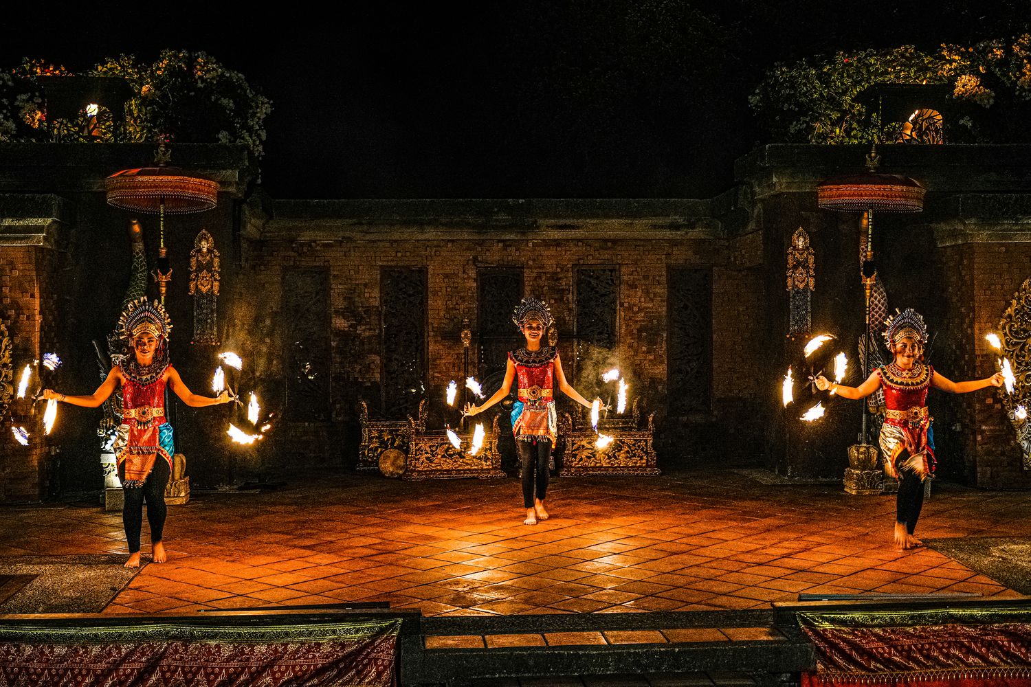 【峇里島 AYANA】Kampoeng Bali 文化表演餐廳 : 絕美火舞表演 x 印尼傳統百匯! @混血珊莎的奇幻旅程