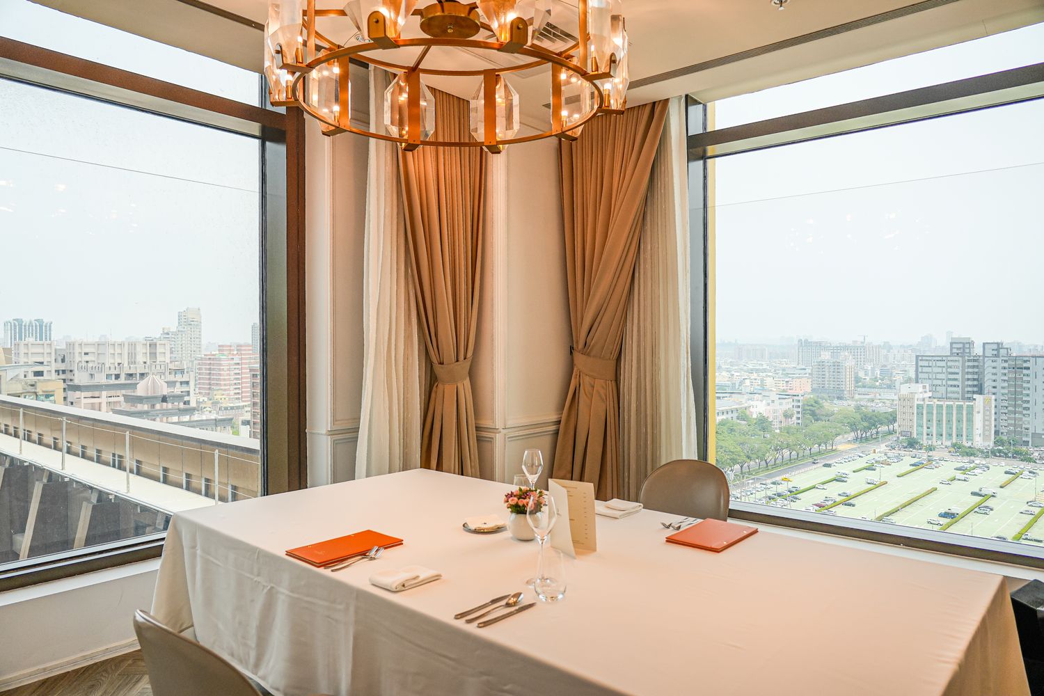 高雄萬豪｜美享地牛排館：米其林主廚法式牛排饗宴，五週年住房專案高鐵、住宿、美食一站式度假! @混血珊莎的奇幻旅程