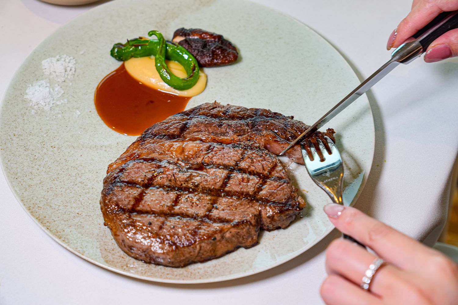 高雄萬豪｜美享地牛排館：米其林主廚法式牛排饗宴，五週年住房專案高鐵、住宿、美食一站式度假! @混血珊莎的奇幻旅程