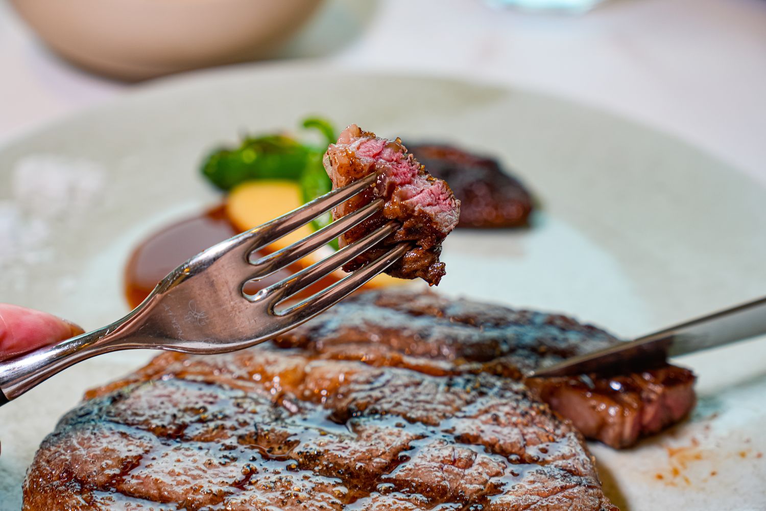 高雄萬豪｜美享地牛排館：米其林主廚法式牛排饗宴，五週年住房專案高鐵、住宿、美食一站式度假! @混血珊莎的奇幻旅程