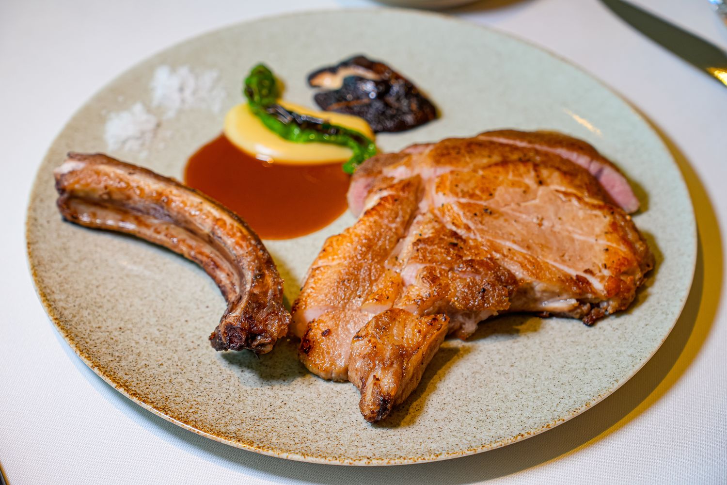 高雄萬豪｜美享地牛排館：米其林主廚法式牛排饗宴，五週年住房專案高鐵、住宿、美食一站式度假! @混血珊莎的奇幻旅程