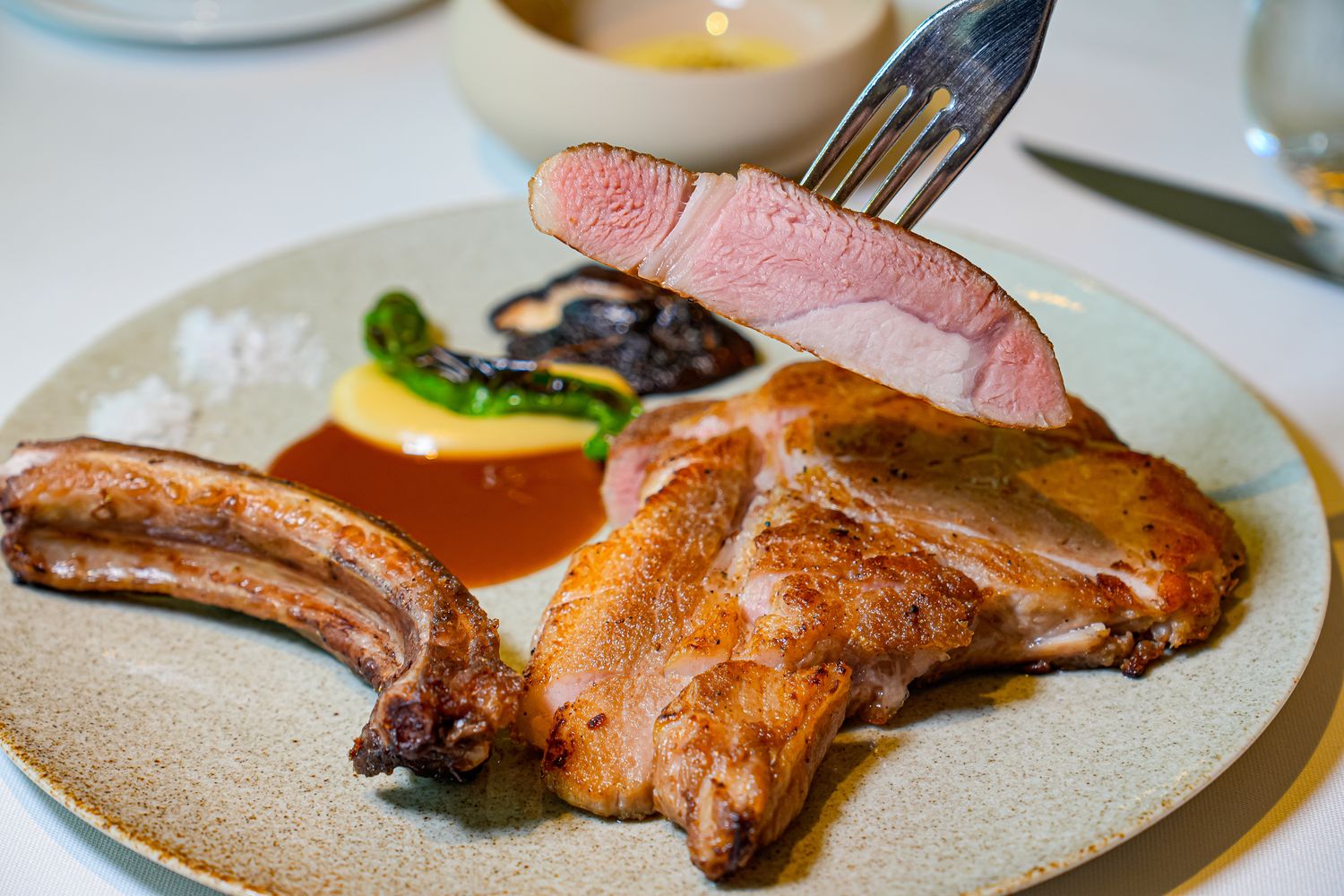 高雄萬豪｜美享地牛排館：米其林主廚法式牛排饗宴，五週年住房專案高鐵、住宿、美食一站式度假! @混血珊莎的奇幻旅程