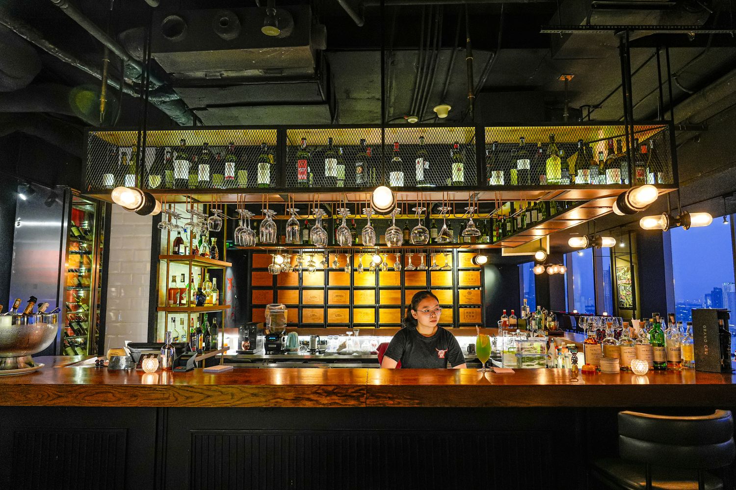 胡志明市高級餐廳|Pullman五星飯店高空牛排館 Mad Cow Saigon，和牛與百萬夜景一次滿足! @混血珊莎的奇幻旅程