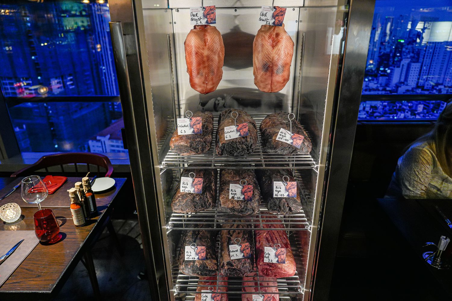 胡志明市高級餐廳|Pullman五星飯店高空牛排館 Mad Cow Saigon，和牛與百萬夜景一次滿足! @混血珊莎的奇幻旅程