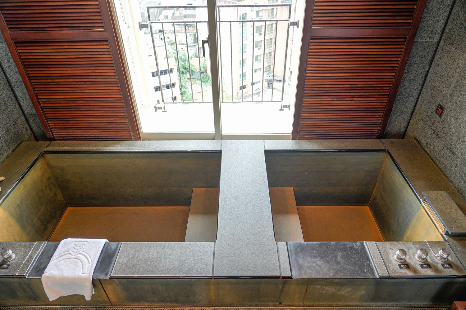 秒飛歐洲！瓏山林蘇澳冷熱泉度假飯店，純白宮廷風與極致雙湯的度假天堂! @混血珊莎的奇幻旅程