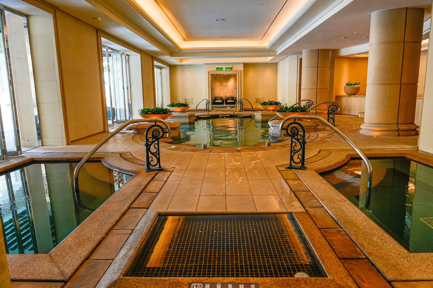 秒飛歐洲！瓏山林蘇澳冷熱泉度假飯店，純白宮廷風與極致雙湯的度假天堂! @混血珊莎的奇幻旅程