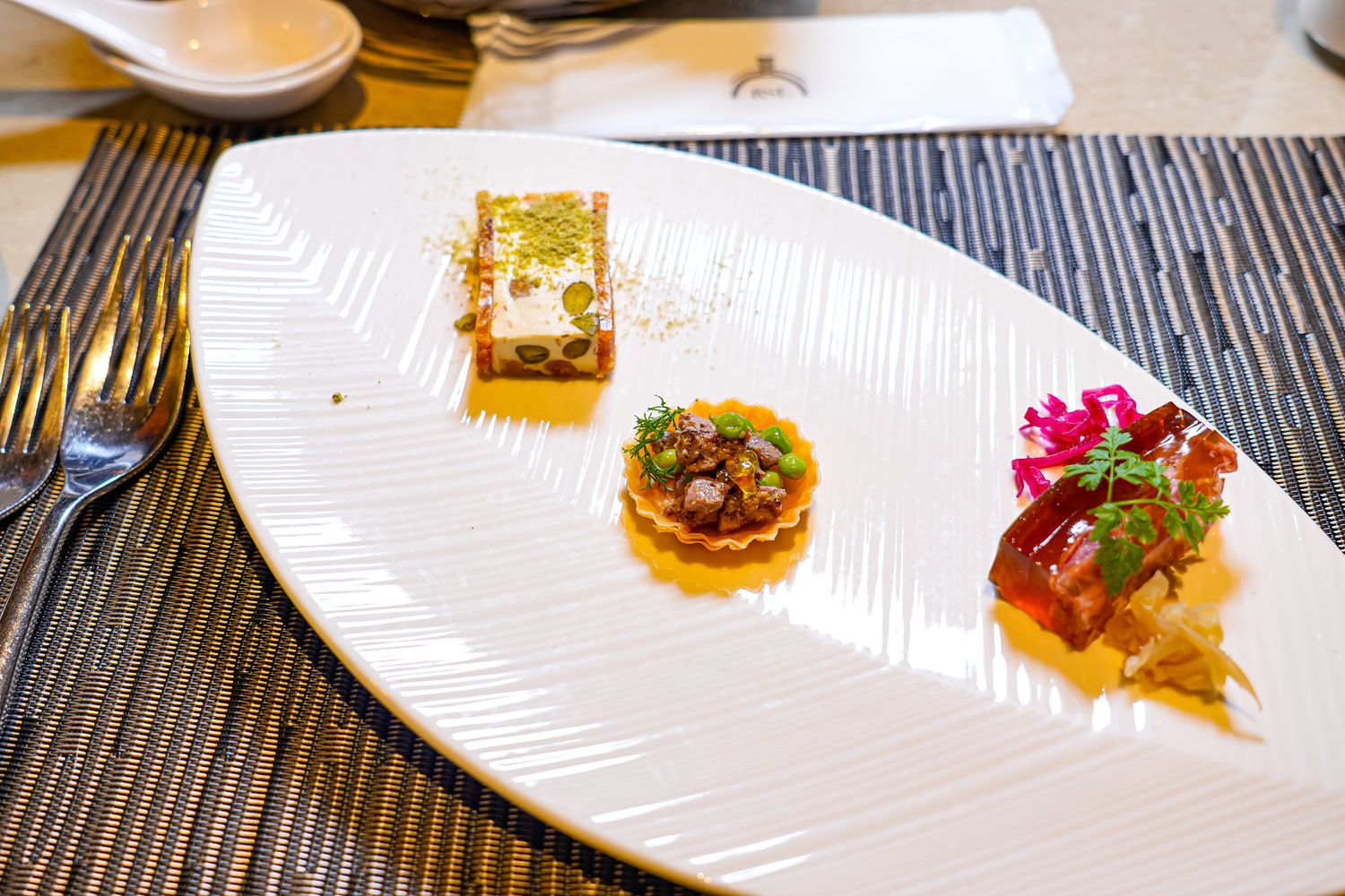 秒飛歐洲！瓏山林蘇澳冷熱泉度假飯店，純白宮廷風與極致雙湯的度假天堂! @混血珊莎的奇幻旅程