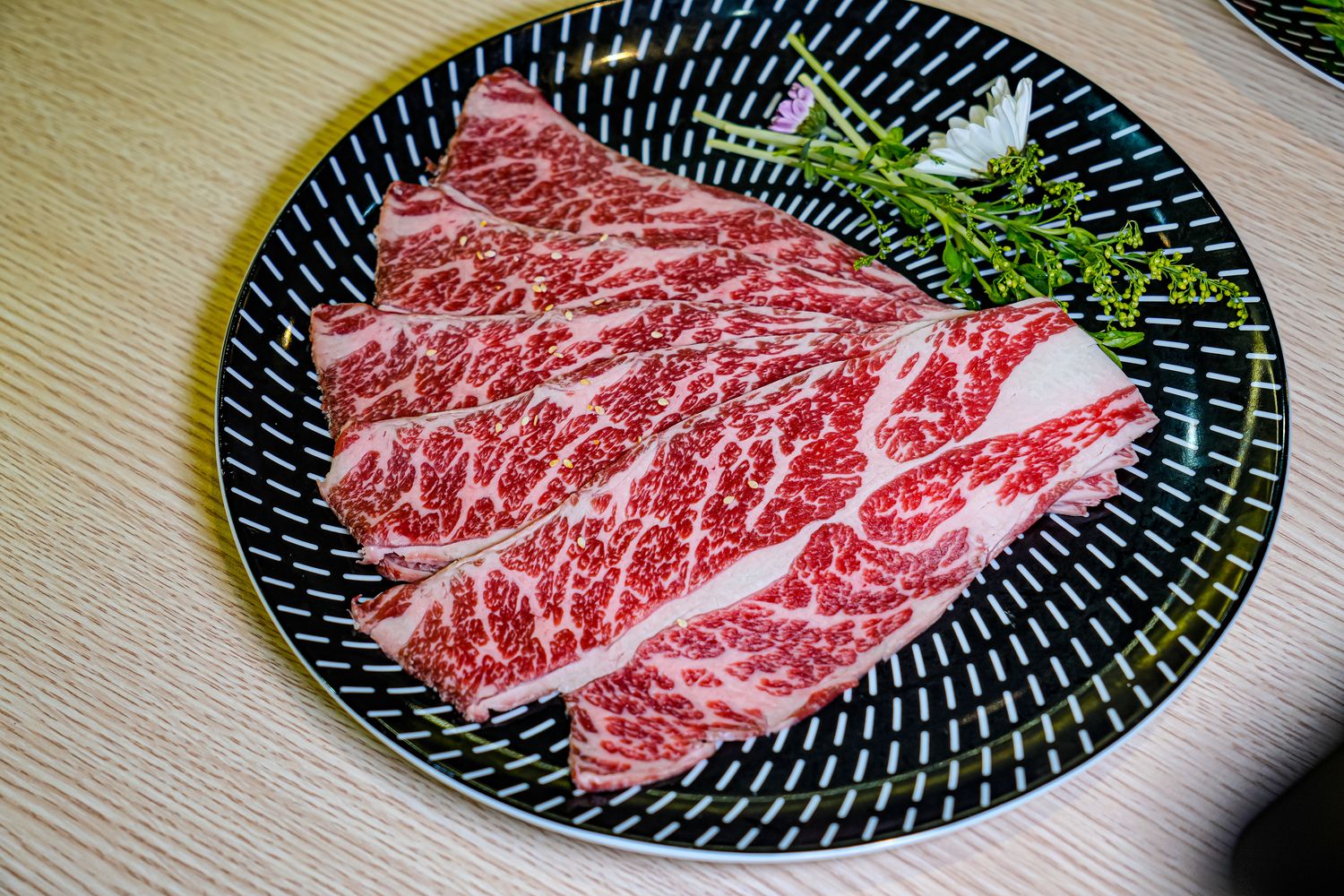 【燒肉道】全台首創軌道送餐，桃園蘆竹吃到飽$789起狂嗑和牛與生猛海鮮! @混血珊莎的奇幻旅程