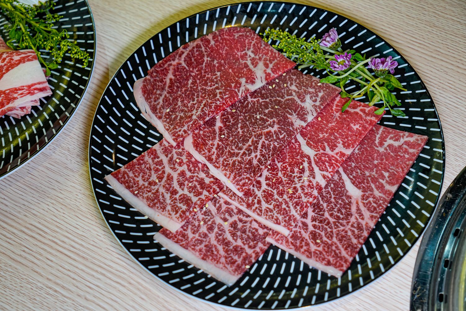 【燒肉道】全台首創軌道送餐，桃園蘆竹吃到飽$789起狂嗑和牛與生猛海鮮! @混血珊莎的奇幻旅程