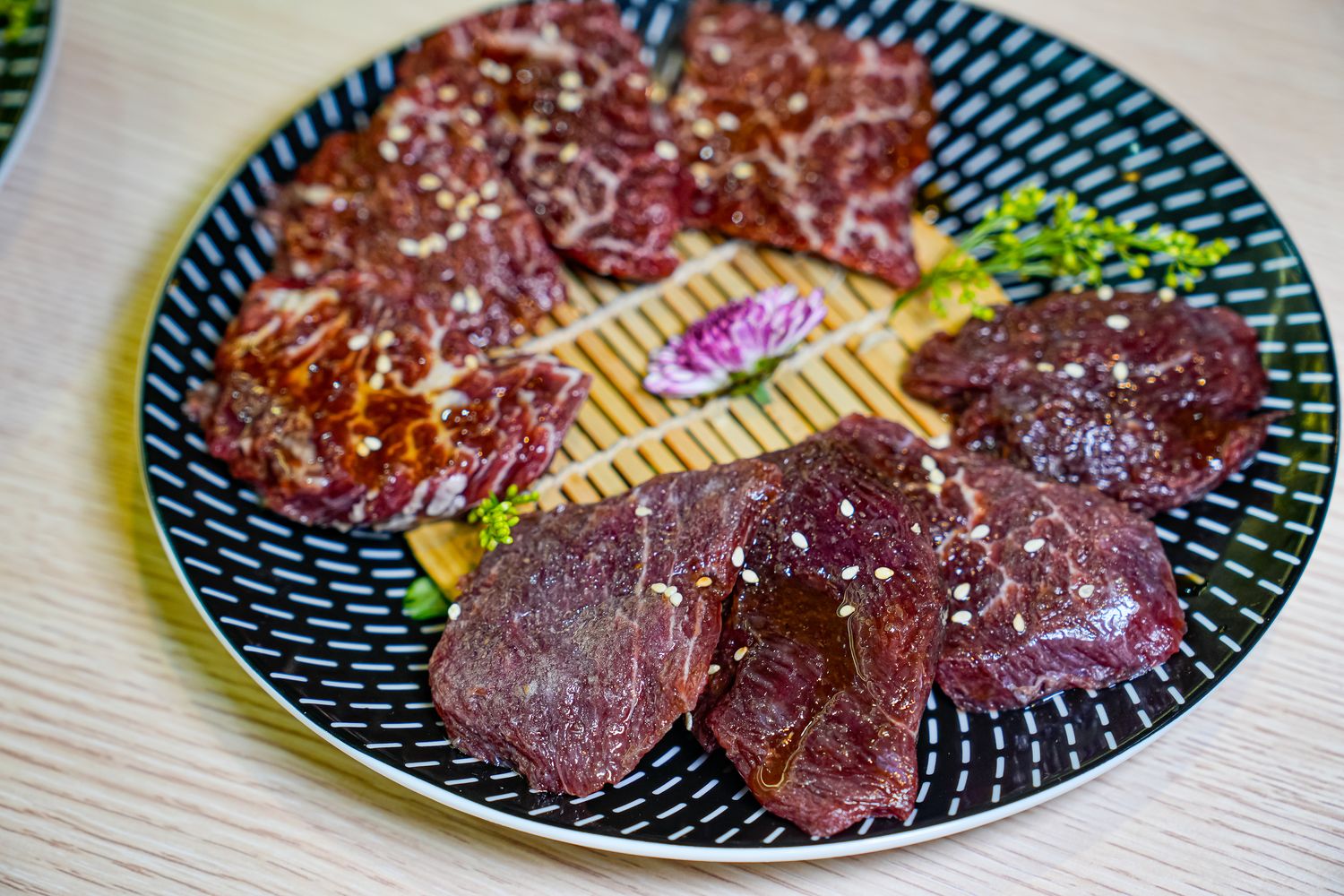 【燒肉道】全台首創軌道送餐，桃園蘆竹吃到飽$789起狂嗑和牛與生猛海鮮! @混血珊莎的奇幻旅程