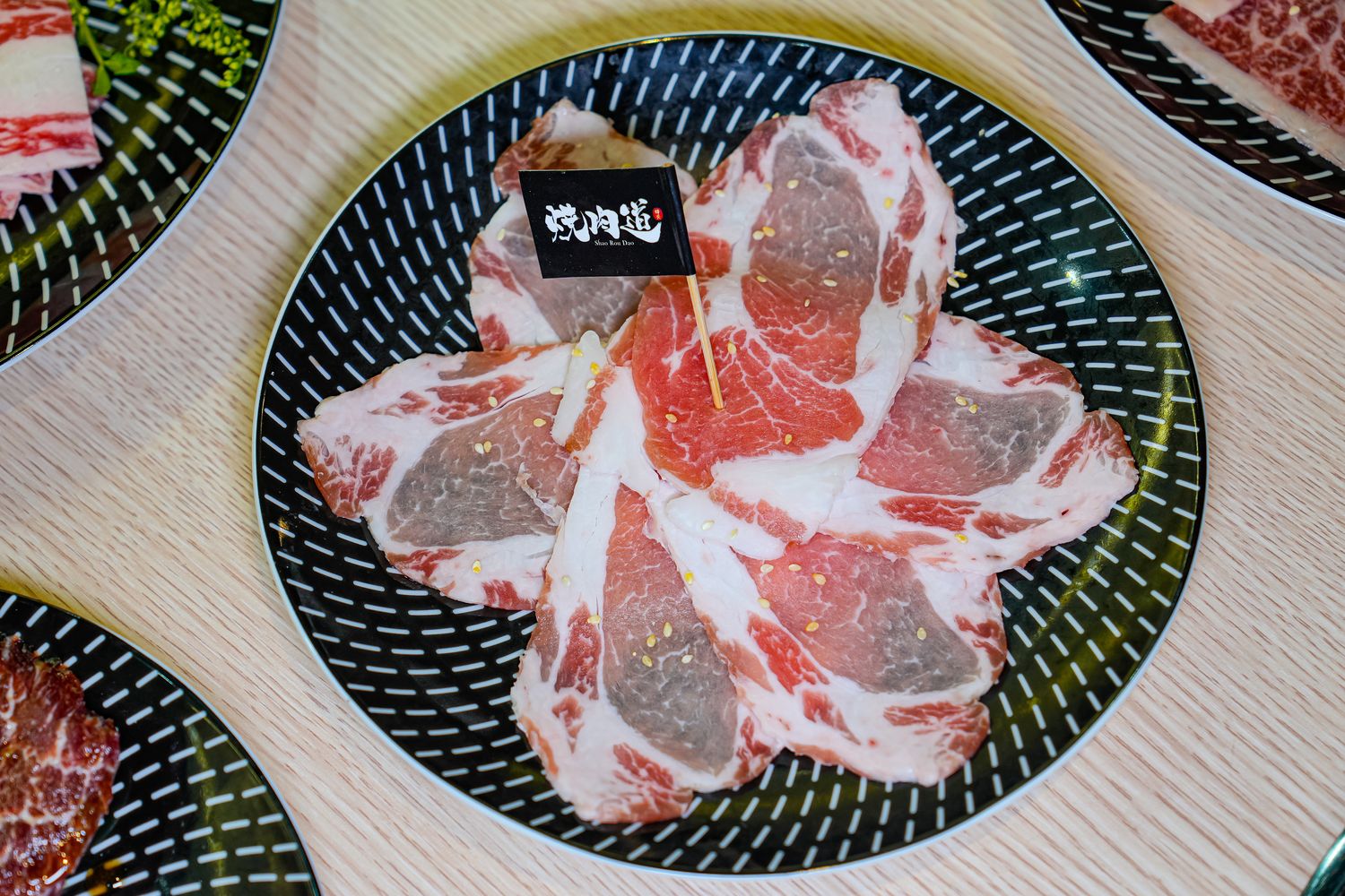 【燒肉道】全台首創軌道送餐，桃園蘆竹吃到飽$789起狂嗑和牛與生猛海鮮! @混血珊莎的奇幻旅程