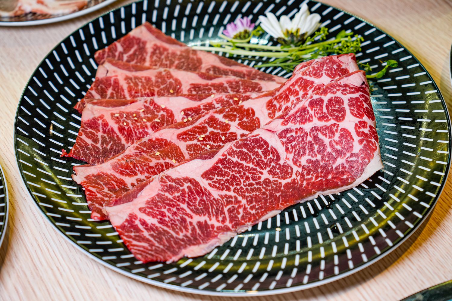 【燒肉道】全台首創軌道送餐，桃園蘆竹吃到飽$789起狂嗑和牛與生猛海鮮! @混血珊莎的奇幻旅程