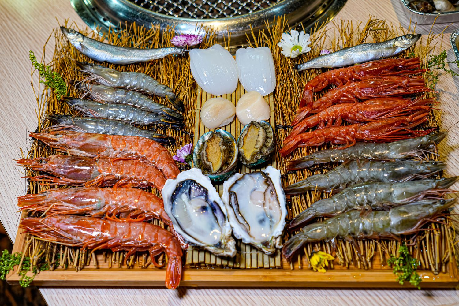 【燒肉道】全台首創軌道送餐，桃園蘆竹吃到飽$789起狂嗑和牛與生猛海鮮! @混血珊莎的奇幻旅程