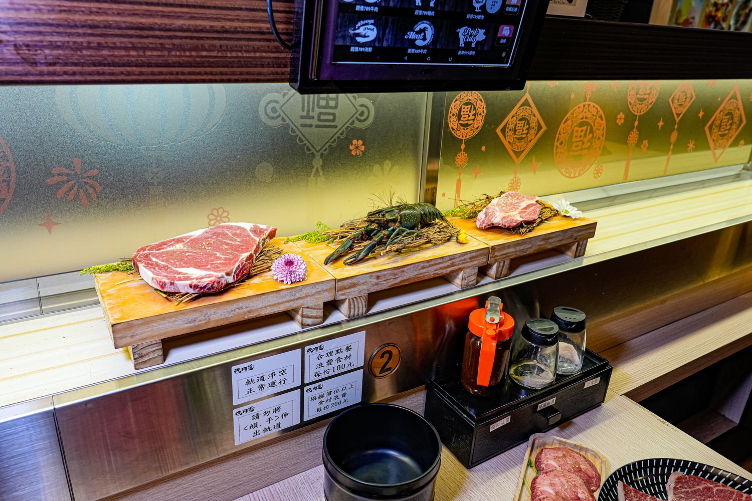 【燒肉道】全台首創軌道送餐，桃園蘆竹吃到飽$789起狂嗑和牛與生猛海鮮! @混血珊莎的奇幻旅程