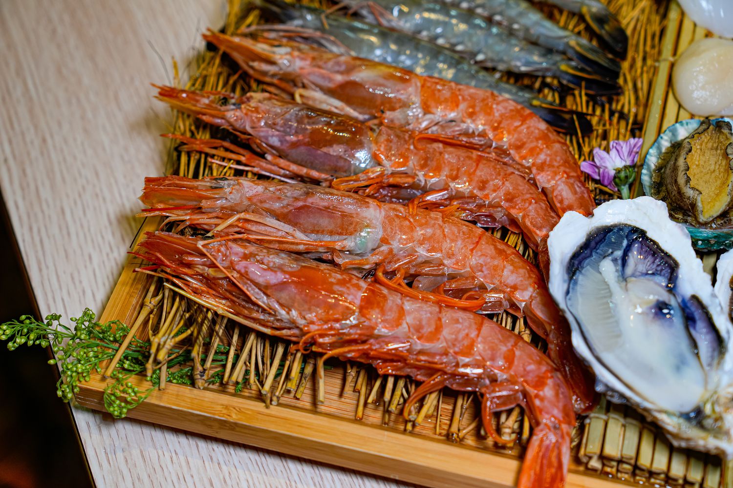 【燒肉道】全台首創軌道送餐，桃園蘆竹吃到飽$789起狂嗑和牛與生猛海鮮! @混血珊莎的奇幻旅程