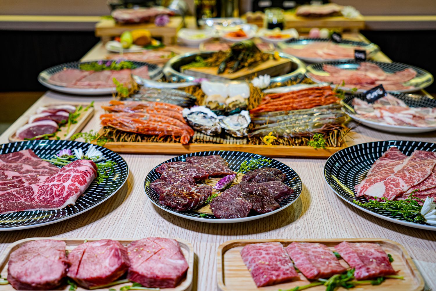 【燒肉道】全台首創軌道送餐，桃園蘆竹吃到飽$789起狂嗑和牛與生猛海鮮! @混血珊莎的奇幻旅程