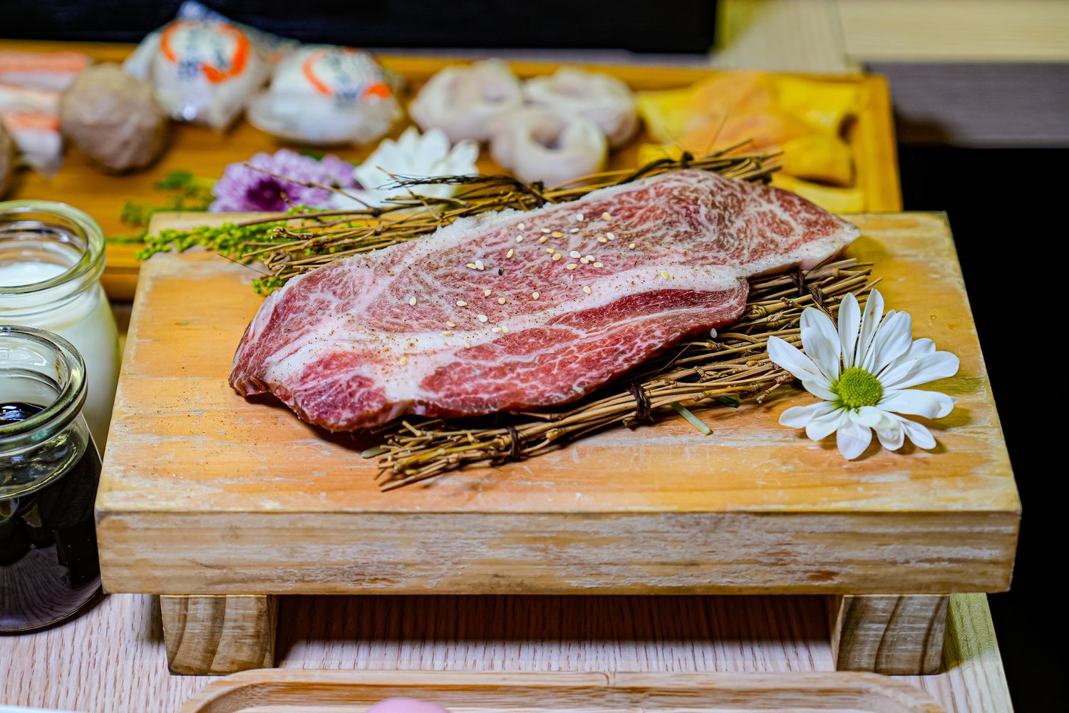 【燒肉道】全台首創軌道送餐，桃園蘆竹吃到飽$789起狂嗑和牛與生猛海鮮! @混血珊莎的奇幻旅程