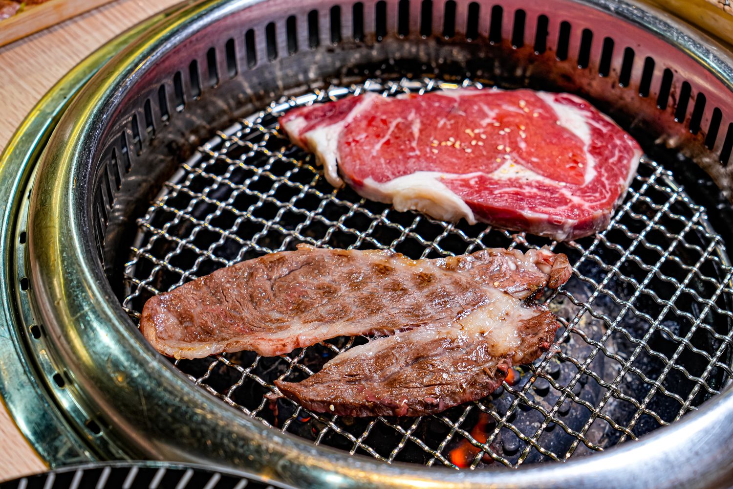 【燒肉道】全台首創軌道送餐，桃園蘆竹吃到飽$789起狂嗑和牛與生猛海鮮! @混血珊莎的奇幻旅程
