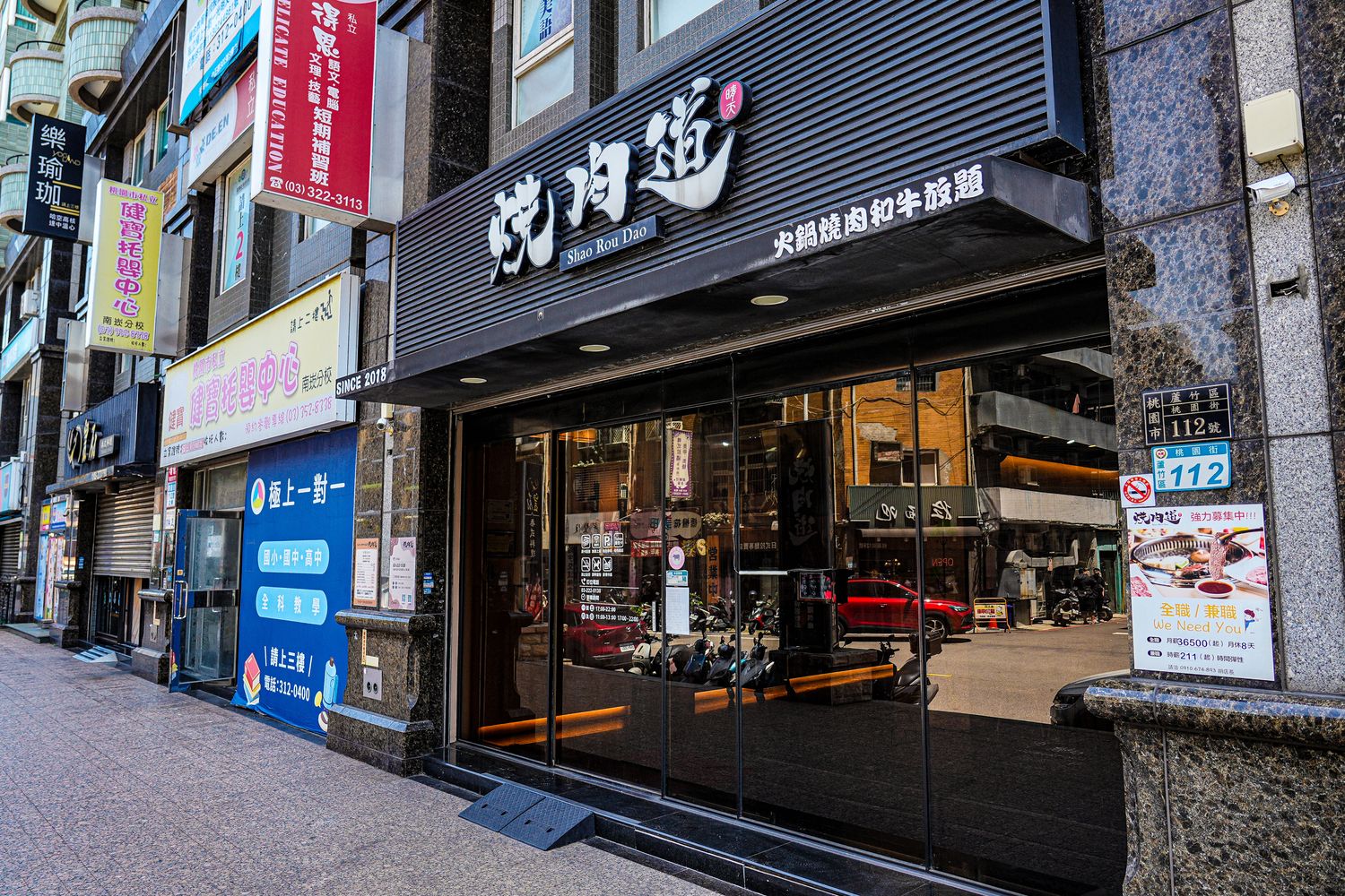 【燒肉道】全台首創軌道送餐，桃園蘆竹吃到飽$789起狂嗑和牛與生猛海鮮! @混血珊莎的奇幻旅程