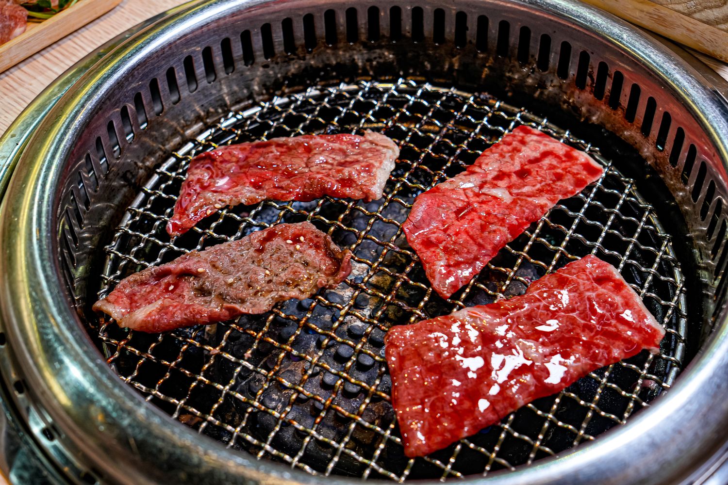 【燒肉道】全台首創軌道送餐，桃園蘆竹吃到飽$789起狂嗑和牛與生猛海鮮! @混血珊莎的奇幻旅程