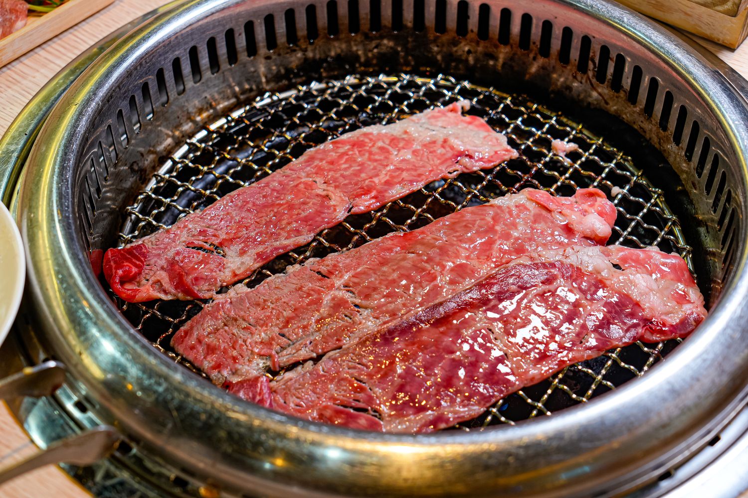 【燒肉道】全台首創軌道送餐，桃園蘆竹吃到飽$789起狂嗑和牛與生猛海鮮! @混血珊莎的奇幻旅程