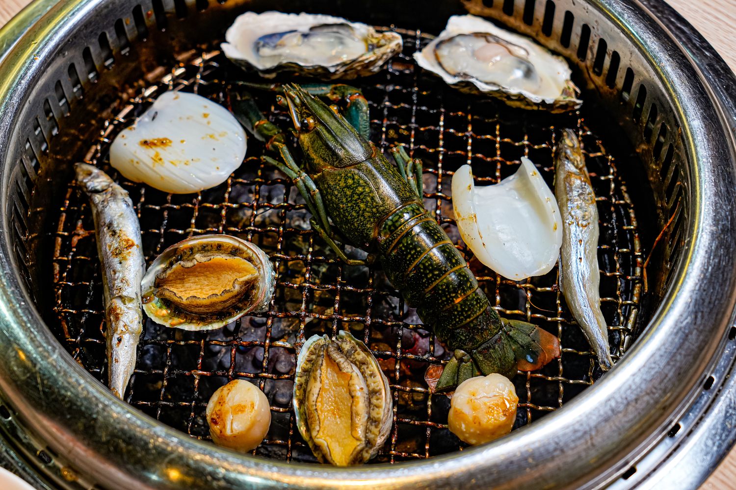 【燒肉道】全台首創軌道送餐，桃園蘆竹吃到飽$789起狂嗑和牛與生猛海鮮! @混血珊莎的奇幻旅程