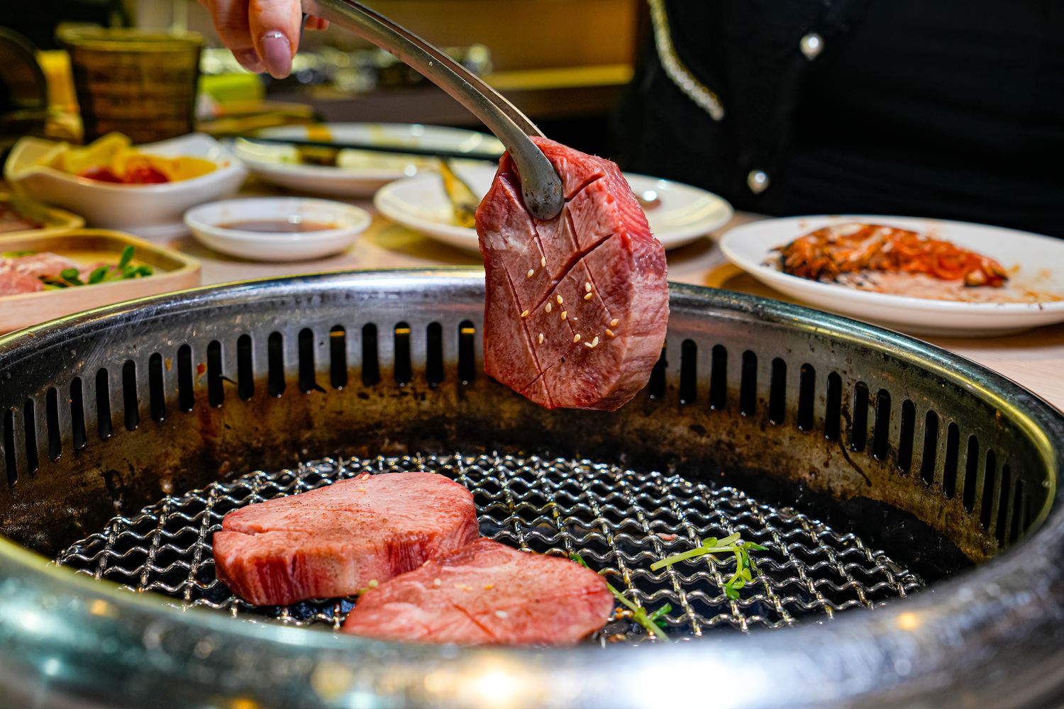 【燒肉道】全台首創軌道送餐，桃園蘆竹吃到飽$789起狂嗑和牛與生猛海鮮! @混血珊莎的奇幻旅程
