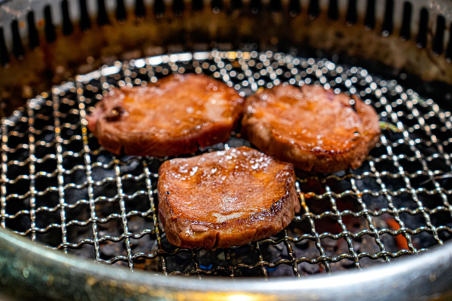 【燒肉道】全台首創軌道送餐，桃園蘆竹吃到飽$789起狂嗑和牛與生猛海鮮! @混血珊莎的奇幻旅程
