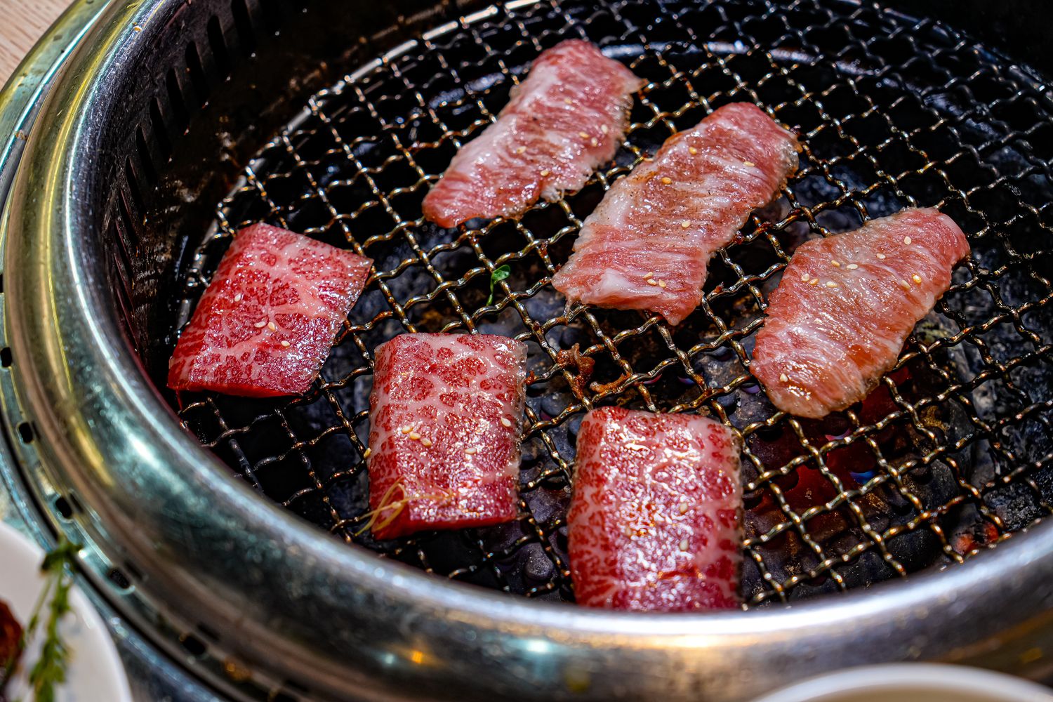 【燒肉道】全台首創軌道送餐，桃園蘆竹吃到飽$789起狂嗑和牛與生猛海鮮! @混血珊莎的奇幻旅程