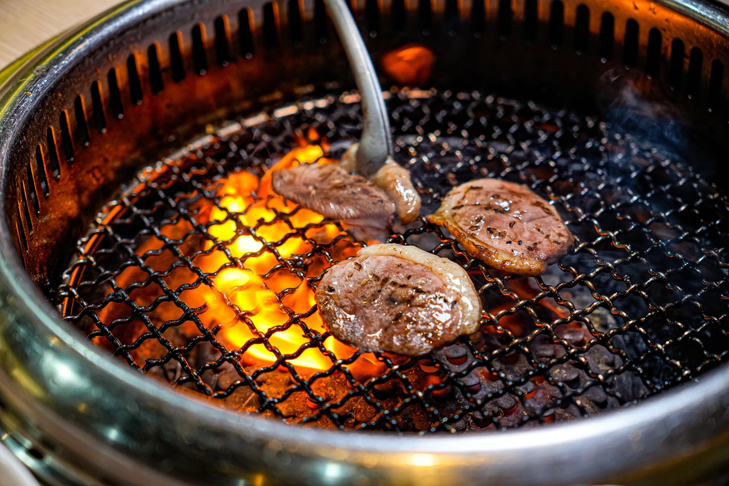 【燒肉道】全台首創軌道送餐，桃園蘆竹吃到飽$789起狂嗑和牛與生猛海鮮! @混血珊莎的奇幻旅程